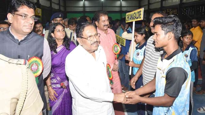 ಬೆಟ್ಟಿಂಗ್ ಆಡಿ ಸೋತು ಟೀಕೆಗೆ ಗುರಿಯಾದ ಗೃಹ ಸಚಿವ ಪರಮೇಶ್ವರ್!