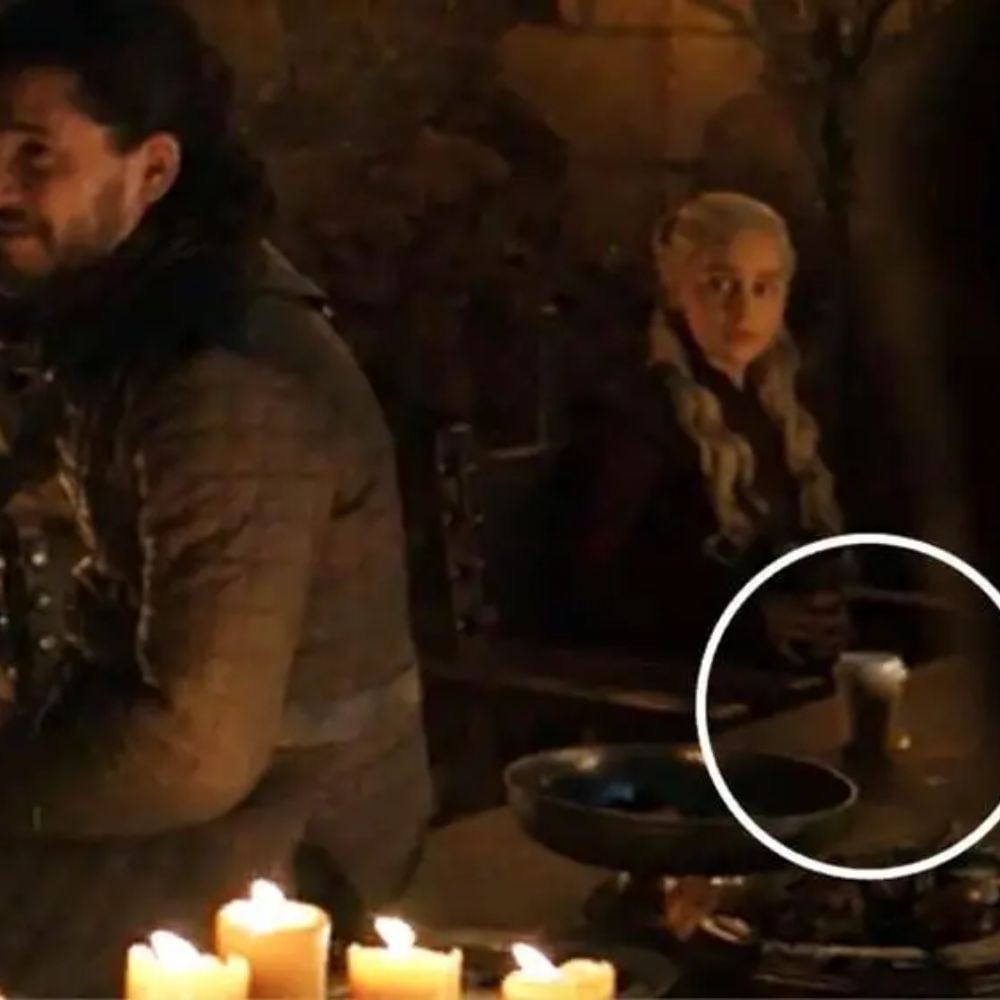 ‘ಗೇಮ್ ಆಫ್ ಥ್ರೋನ್ಸ್’ ವಿಶ್ವವೇ ಮೆಚ್ಚಿರುವ, ವಿಶ್ವದ ನಂಬರ್ 1 ವೆಬ್ ಸರಣಿ. ಎಂಟು ಸೀಸನ್​​ಗಳ ಕಾಲ ಇದು ಪ್ರಸಾರವಾಗಿತ್ತು. ಆದರೆ ಎಂಟನೇ ಸೀಸನ್​​ನ ಮೂರನೇ ಎಪಿಸೋಡ್​​ನಲ್ಲಿ ಶೋನಲ್ಲಿ ಒಂದು ಕಾಫಿ ಕಪ್ ಕಾಣಿಸಿತು. ಸಾವಿರಾರು ವರ್ಷಗಳ ಹಿಂದಿನ ಕತೆಯುಳ್ಳ ಶೋನಲ್ಲಿ ಕಾಫಿ ಕಪ್. ಚಿತ್ರತಂಡ ಕ್ಷಮೆ ಕೋರಿತಷ್ಟೆ.