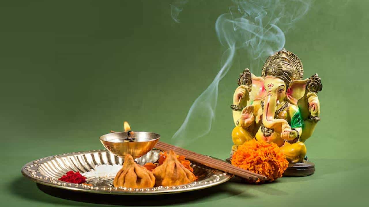 Ganesha Worship: ಬುಧವಾರ ಗಣೇಶ ಪೂಜೆ, ಹಸಿರು ಬಣ್ಣದ ಮಹತ್ವ ಮತ್ತು ಪ್ರಯೋಜನಗಳು Ganesha Worship: ಬುಧವಾರ ಗಣೇಶ ಪೂಜೆ, ಹಸಿರು ಬಣ್ಣದ ಮಹತ್ವ ಮತ್ತು ಪ್ರಯೋಜನಗಳು
