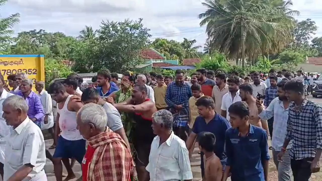 ಅಚ್ಚಕನ್ನಡಿಗರೇ ಇರುವ ತಮಿಳುನಾಡಿಗೆ ಸೇರಿರುವ ಗುಮಟಾಪುರ ಗ್ರಾಮದಲ್ಲಿ ಗೊರೆಹಬ್ಬ ವಿಶೇಷ. ಪ್ರತಿವರ್ಷ ದೀಪಾವಳಿ ಬಲಿಪಾಡ್ಯಮಿ ಮಾರನೆ ದಿನ ಸಗಣಿಯಿಂದ ಪರಸ್ಪರರು ಹೊಡೆದಾಡಿಕೊಳ್ಳುವ ಸಂಪ್ರದಾಯ ಇಲ್ಲಿ ಮುಂದುವರಿದುಕೊಂಡು ಬಂದಿದೆ. 
