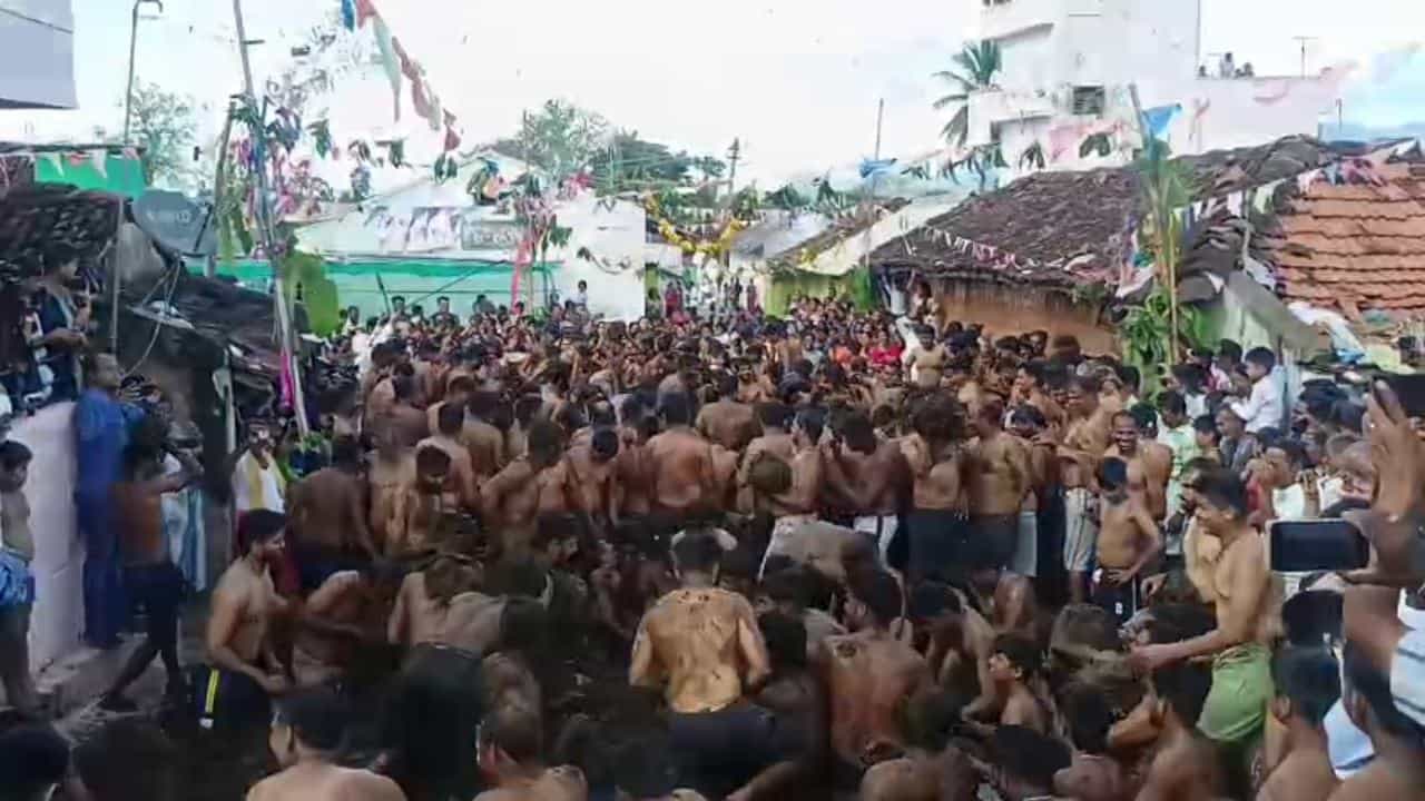 ಚಾಮರಾಜನಗರ ಜಿಲ್ಲೆಯ ಗಡಿಯಲ್ಲಿರುವ ಗುಮಟಾಪುರ ಗ್ರಾಮದಲ್ಲಿ ಪ್ರತಿ ವರ್ಷ ತಪ್ಪದೆ ಗೊರೆ ಹಬ್ಬ ಆಚರಿಸಿಕೊಂಡು ಬರಲಾಗುತ್ತಿದೆ. ಸಗಣಿ ರಾಶಿ ಹಾಕಿ ಅದರಲ್ಲಿ ಹೊರಳಾಡುವ ಗ್ರಾಮಸ್ಥರು ಸಗಣಿಯಲ್ಲೇ ಹೊಡೆದಾಡುವುದು ಈ ಹಬ್ಬದ ವಿಶೇಷ. ಬಲಿಪಾಡ್ಯಮಿಯ ಮಾರನೇ ದಿನ ಆಚರಿಸಲಾಗುವ ಈ ಹಬ್ಬದಲ್ಲಿ ಈ ಬಾರಿ ಇಬ್ಬರು ವಿದೇಶಿ ಪ್ರಜೆಗಳು ಭಾಗವಹಿಸಿದ್ದು ವಿಶೇಷವಾಗಿತ್ತು.