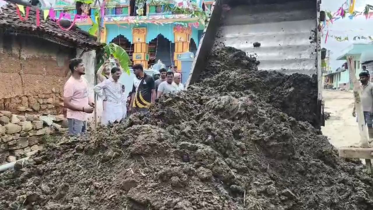 ಬೀರೇಶ್ವರ ದೇವಾಲಯ ಬಳಿ ಲೋಡ್‌ಗಟ್ಟಲೇ ಸಗಣಿ ತಂದು ಸುರಿದು, ಗ್ರಾಮದ ಜನರೆಲ್ಲ ಯಾವುದೇ ಜಾತಿಬೇಧಬಾವವಿಲ್ಲದೆ ಸಗಣಿಯನ್ನು ಮುದ್ದೆ ಮಾಡಿ ಪರಸ್ಪರ ಹೊಡೆದಾಡಿಕೊಳ್ಳುತ್ತಾರೆ. ಅರಚುತ್ತಾ, ಕಿರುಚುತ್ತಾ ಸಂಭ್ರಮದಲ್ಲಿ ಸಗಣಿಯಲ್ಲಿ ಮಿಂದೇಳುತ್ತಾರೆ.
