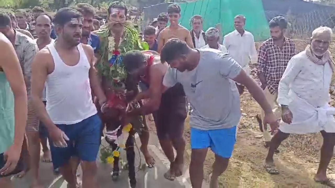 ಸಗಣಿಯಿಂದ ಹೊಡೆದಾಟಕ್ಕೂ ಮುನ್ನ ಇಬ್ಬರು ವ್ಯಕ್ತಿಗಳನ್ನು ಹೊಳೆದಂಡೆಯಿಂದ ಹುಲ್ಲಿನ ಮೀಸೆ, ಗಡ್ಡ ಮಾಡಿ ಕತ್ತೆಮೇಲೆ ಕೂರಿಸಿ ಕರೆತರಲಾಗುತ್ತದೆ. ಇವರನ್ನು ಕೊಂಡಕಾರರು ಎನ್ನಲಾಗುತ್ತದೆ. ಅಂದರೆ ಚಾಡಿಹೇಳುವವರು ಎಂದರ್ಥ. ಹಿಂದೆ ಚಾಡಿ ಹೇಳಿ ಗ್ರಾಮದ ಜನರಲ್ಲಿ ದ್ವೇಷ ಹುಟ್ಟಿಸಿದ್ದವರಿಗೆ ಯಾವ ರೀತಿ ಶಿಕ್ಷೆ ನೀಡಲಾಗುತ್ತಿತ್ತು ಎನ್ನುವುದರ ಸಂಕೇತ ಇದಾಗಿದೆ.
