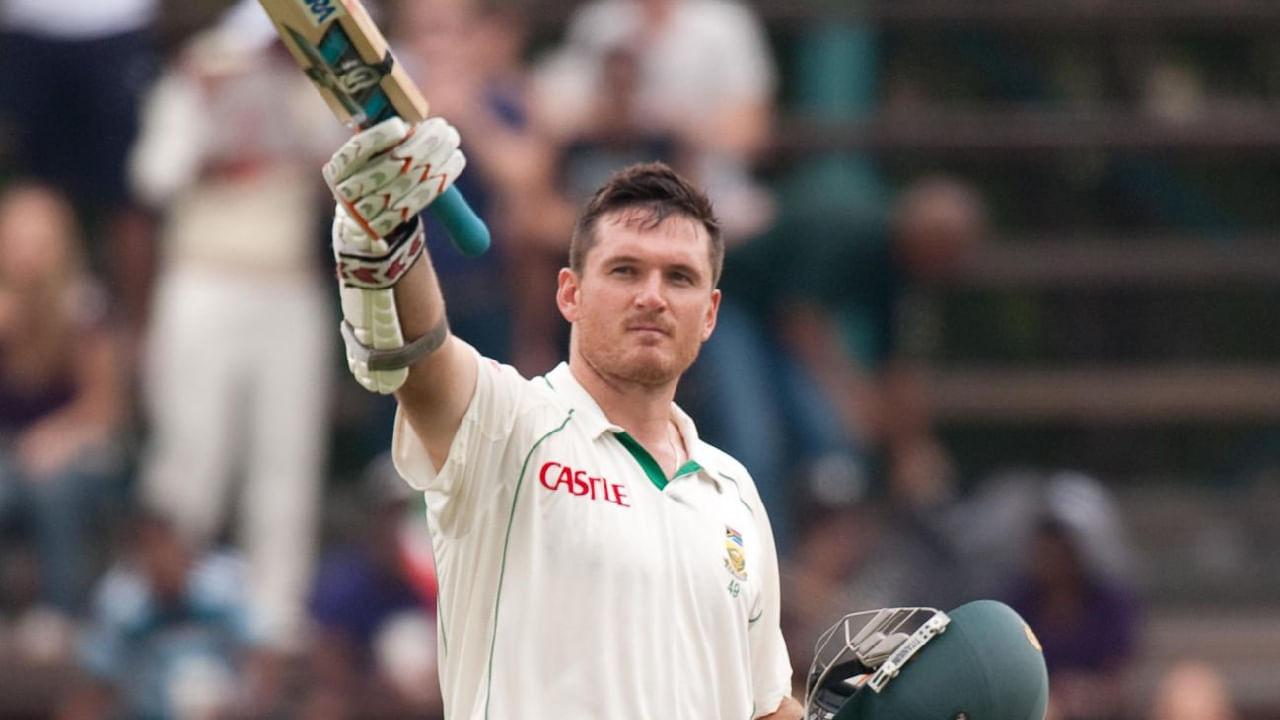 ಗ್ರೇಮ್ ಸ್ಮಿತ್ ಟೆಸ್ಟ್ ಕ್ರಿಕೆಟ್‌ನಲ್ಲಿ ತಮ್ಮ 23ನೇ ವಯಸ್ಸಿನೊಳಗೆ ಆರಂಭಿಕನಾಗಿ ಕಣಕ್ಕಿಳಿದು 7 ಶತಕ ಸಿಡಿಸಿದ್ದರು. ಈ ಏಳು ಶತಕ ಬಾರಿಸಲು ಬರೋಬ್ಬರಿ 50 ಇನಿಂಗ್ಸ್ ಗಳನ್ನು ತೆಗೆದುಕೊಂಡಿದ್ದರು. ಇದೀಗ ಈ ಭರ್ಜರಿ ದಾಖಲೆಯನ್ನು ಜೈಸ್ವಾಲ್ ಮುರಿದಿದ್ದಾರೆ.