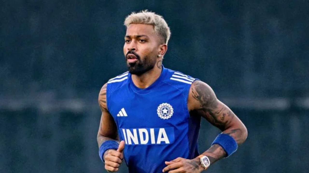 ಆದರೆ ಭಾರತ ತಂಡಕ್ಕೆ ಹಾರ್ದಿಕ್ ಮರಳಬೇಕಾದರೆ, ಬೆಂಗಳೂರಿನ ಬಿಸಿಸಿಐ ಸೆಂಟರ್ ಆಫ್ ಎಕ್ಸಲೆನ್ಸ್‌ನಲ್ಲಿ ನಾಲ್ಕು ವಾರಗಳನ್ನು ಕಳೆಯಬೇಕಾಗುತ್ತದೆ. ಅದಾದ ನಂತರ, ಟೀಂ ಇಂಡಿಯಾದಲ್ಲಿ ಅವರ ಪುನರಾಗಮನದ ಹಾದಿ ಸ್ಪಷ್ಟವಾಗುತ್ತದೆ. ಹಾರ್ದಿಕ್ ಪಾಂಡ್ಯ ಕಳೆದ ವಾರವಷ್ಟೇ ಸಿಒಇಗೆ ಬಂದಿದ್ದರು. ಆದರೆ ದೀಪಾವಳಿಯಿಂದಾಗಿ ಕೆಲವು ದಿನಗಳ ವಿರಾಮ ತೆಗೆದುಕೊಂಡಿದ್ದರು ಇದೀಗ ಅಕ್ಟೋಬರ್ 22 ರಿಂದ ಹಾರ್ದಿಕ್ ಮತ್ತೆ ತರಬೇತಿಯನ್ನು ಪುನರಾರಂಭಿಸಿದ್ದಾರೆ.