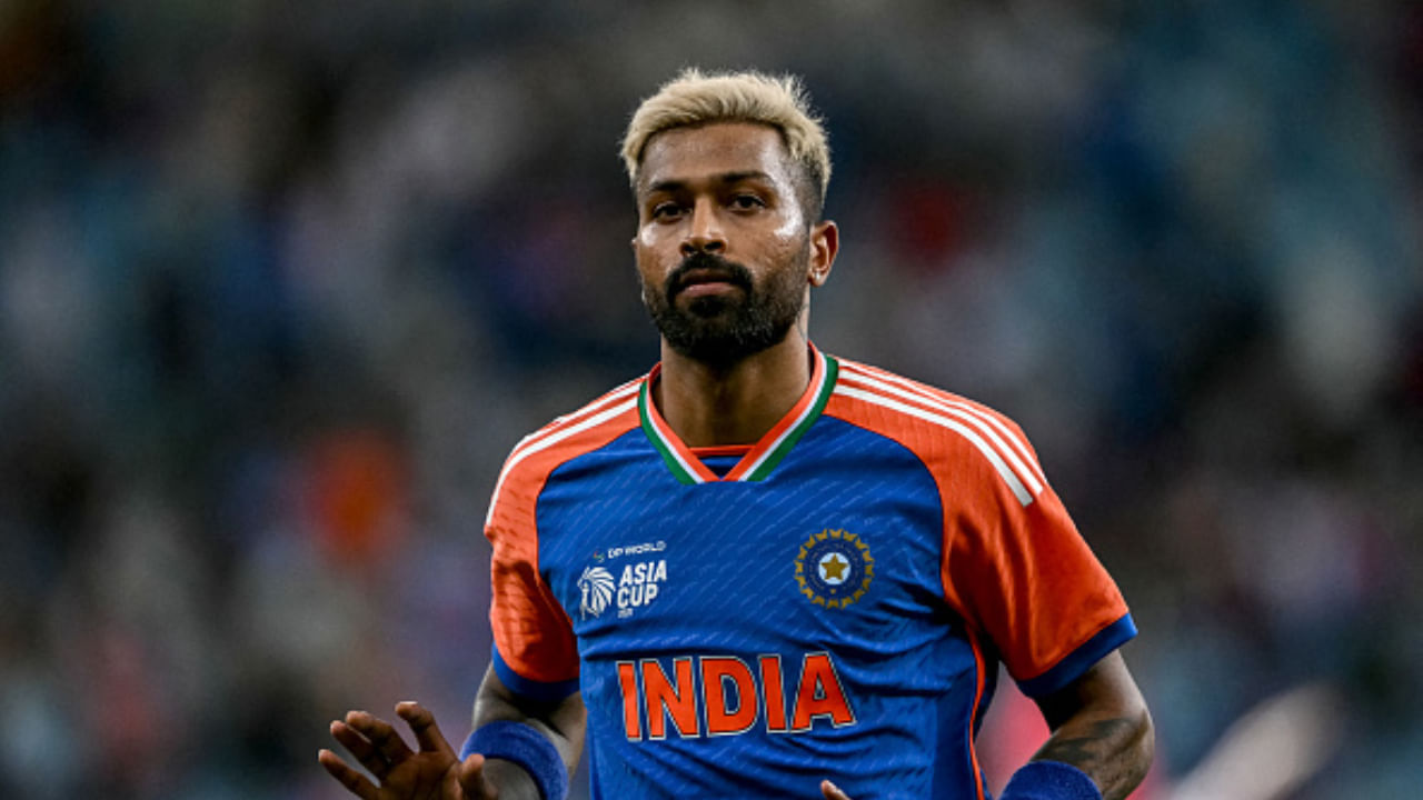 ಕಳೆದ ಕೆಲವು ವರ್ಷಗಳಿಂದ ಹಾರ್ದಿಕ್ ಪಾಂಡ್ಯ ಸತತ ಗಾಯಗಳಿಂದ ಬಳಲುತ್ತಿದ್ದಾರೆ. ಆಲ್ ರೌಂಡರ್ ಹಾರ್ದಿಕ್ ಪಾಂಡ್ಯ ಏಷ್ಯಾಕಪ್ ಸಮಯದಲ್ಲಿ ಗಾಯಗೊಂಡಿದ್ದರು. ಇದರಿಂದಾಗಿ ಅವರು ಪಾಕಿಸ್ತಾನ ವಿರುದ್ಧದ ಫೈನಲ್‌ ಪಂದ್ಯದಲ್ಲಿ ಆಡಿರಲಿಲ್ಲ. ಇದಾದ ಬಳಿಕ ಅವರನ್ನು ಆಸ್ಟ್ರೇಲಿಯಾ ಪ್ರವಾಸಕ್ಕೂ ಪರಿಗಣಿಸಲಾಗಿಲ್ಲ. ಈಗ ಹಾರ್ದಿಕ್ ಪಾಂಡ್ಯ ಫಿಟ್ ಮತ್ತು ಫೈನ್ ಆಗಿದ್ದು, ಶೀಘ್ರದಲ್ಲೇ ಟೀಂ ಇಂಡಿಯಾಕ್ಕೆ  ಮರಳಿದ್ದಾರೆ ಎಂದು ಹೇಳಲಾಗುತ್ತದೆ.