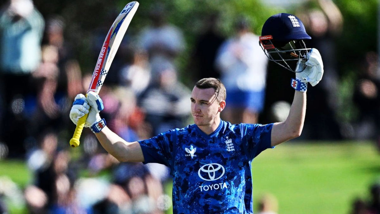 ಇಂಗ್ಲೆಂಡ್ ತಂಡದ ನಾಯಕ ಹ್ಯಾರಿ ಬ್ರೂಕ್ (Harry Brook) ಭರ್ಜರಿ ಶತಕ ಸಿಡಿಸಿ ಮಿಂಚಿದ್ದಾರೆ. ಮೌಂಟ್ ಮೌಂಗನುಯಿನ ಬೇ ಓವಲ್ ಮೈದಾನದಲ್ಲಿ ನಡೆದ ಈ ಪಂದ್ಯದಲ್ಲಿ ಟಾಸ್ ಗೆದ್ದ ನ್ಯೂಝಿಲೆಂಡ್ ತಂಡದ ನಾಯಕ ಮಿಚೆಲ್ ಸ್ಯಾಂಟ್ನರ್ ಬೌಲಿಂಗ್ ಆಯ್ದುಕೊಂಡಿದ್ದರು.