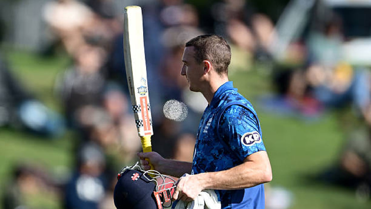 ಕೊನೆಯ ವಿಕೆಟ್​ವರೆಗೆ ಬ್ಯಾಟ್ ಬೀಸಿದ ಹ್ಯಾರಿ ಬ್ರೂಕ್ 101 ಎಸೆತಗಳಲ್ಲಿ 11 ಭರ್ಜರಿ ಸಿಕ್ಸ್ ಹಾಗೂ 9 ಫೋರ್​ಗಳೊಂದಿಗೆ 135 ರನ್​ ಬಾರಿಸಿದರು. ಈ ಭರ್ಜರಿ ಶತಕದ ನೆರವಿನೊಂದಿಗೆ ಇಂಗ್ಲೆಂಡ್ ತಂಡವು 35.2 ಓವರ್​ಗಳಲ್ಲಿ 223 ರನ್​ಗಳಿಸಿ ಆಲೌಟ್ ಆಯಿತು. ಇನ್ನು ಈ ಭರ್ಜರಿ ಶತಕದೊಂದಿಗೆ ಬ್ರೂಕ್ ಹಲವು ದಾಖಲೆಗಳನ್ನು ತಮ್ಮದಾಗಿಸಿಕೊಂಡರು.