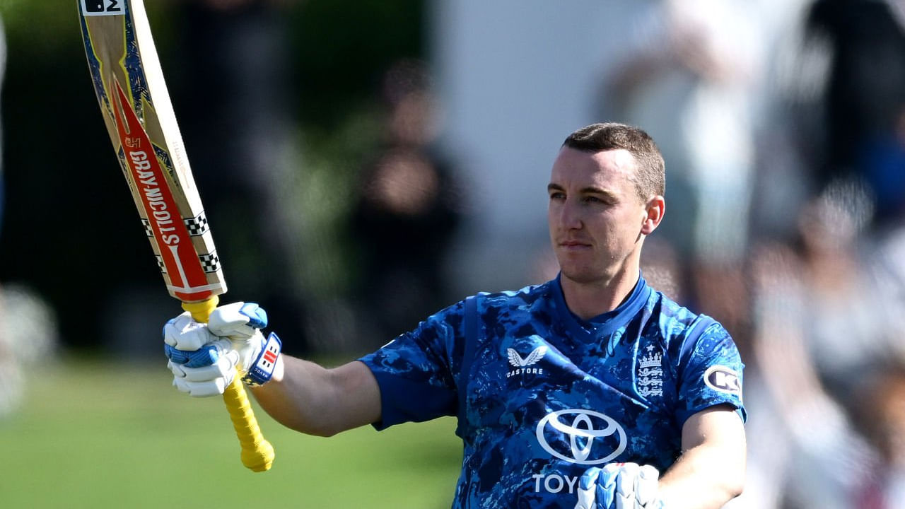 ಒಂದೆಡೆ ವಿಕೆಟ್ ಪತನಗೊಳ್ಳುತ್ತಿದ್ದರೆ, ಮತ್ತೊಂದೆಡೆ ಆಕ್ರಮಣಕಾರಿ ಬ್ಯಾಟಿಂಗ್ ಪ್ರದರ್ಶಿಸಿ ಹ್ಯಾರಿ ಬ್ರೂಕ್ ನ್ಯೂಝಿಲೆಂಡ್ ಬೌಲರ್​ಗಳ ಬೆಂಡೆತ್ತಿದರು. ಪರಿಣಾಮ ಬ್ರೂಕ್​ ಬ್ಯಾಟ್​ನಿಂದ ಕೇವಲ 82 ಎಸೆತಗಳಲ್ಲಿ ಶತಕ ಮೂಡಿಬಂತು. ಈ ಶತಕದ ಬಳಿಕ ಕೂಡ ಆರ್ಭಟ ಮುಂದುವರೆಸಿದ ಬ್ರೂಕ್ ಇಂಗ್ಲೆಂಡ್ ತಂಡದ ಸ್ಕೋರ್ ಅನ್ನು 200ರ ಗಡಿದಾಟಿಸಿದರು.