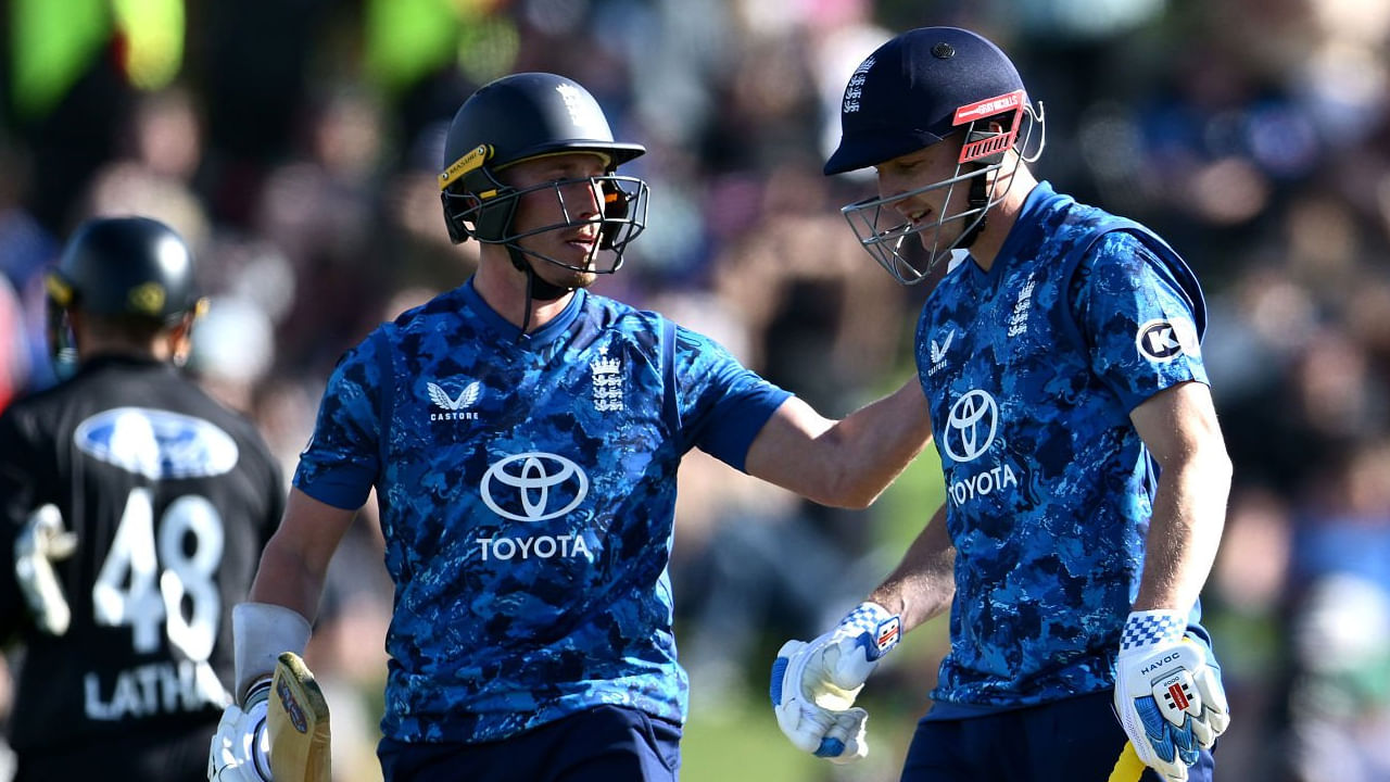 ಅದರಂತೆ ಮೊದಲು ಬ್ಯಾಟ್ ಮಾಡಿದ ಇಂಗ್ಲೆಂಡ್ ತಂಡವು ಉತ್ತಮ ಆರಂಭ ಪಡೆದಿರಲಿಲ್ಲ. ಕೇವಲ 33 ರನ್​ಗಳಿಗೆ 5 ವಿಕೆಟ್ ಕಳೆದುಕೊಂಡು ಸಂಕಷ್ಟಕ್ಕೆ ಸಿಲುಕಿದ್ದ ಇಂಗ್ಲೆಂಡ್ ತಂಡಕ್ಕೆ ಹ್ಯಾರಿ ಬ್ರೂಕ್ ಆಸರೆಯಾಗಿ ನಿಂತರು. ಅದು ಕೂಡ ಸಿಡಿಲಬ್ಬರದ ಬ್ಯಾಟಿಂಗ್​ನೊಂದಿಗೆ ವಿಶೇಷ.