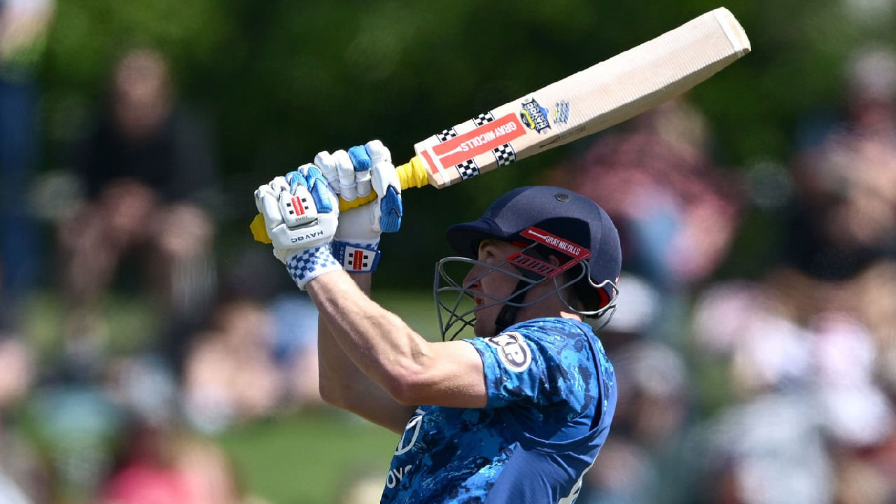 ಅಷ್ಟೇ ಅಲ್ಲದೆ ನ್ಯೂಝಿಲೆಂಡ್ ವಿರುದ್ಧ ಕಿವೀಸ್ ನಾಡಿನಲ್ಲಿ ಗರಿಷ್ಠ ಸ್ಕೋರ್​ಗಳಿಸಿದ ಆಂಗ್ಲ ನಾಯಕನೆಂಬ ಹೆಗ್ಗಳಿಕೆಯನ್ನು ತಮ್ಮದಾಗಿಸಿಕೊಂಡರು. ಇದರ ಜೊತೆಗೆ ನ್ಯೂಝಿಲೆಂಡ್ ವಿರುದ್ಧ ಏಕದಿನ ಪಂದ್ಯವೊಂದರಲ್ಲಿ 11 ಸಿಕ್ಸ್ ಸಿಡಿಸಿದ ಇಂಗ್ಲೆಂಡ್​ನ ಮೊದಲ ಕ್ಯಾಪ್ಟನ್ ಎಂಬ ದಾಖಲೆಯನ್ನು ಕೂಡ ನಿರ್ಮಿಸಿದ್ದಾರೆ. ಒಟ್ಟಿನಲ್ಲಿ ಭರ್ಜರಿ ಸೆಂಚುರಿ ಸಿಡಿಸುವ ಮೂಲಕ ಹ್ಯಾರಿ ಬ್ರೂಕ್ ಹಲವು ದಾಖಲೆಗಳನ್ನು ತಮ್ಮದಾಗಿಸಿಕೊಂಡಿದ್ದಾರೆ.