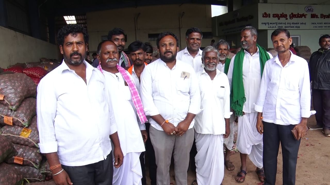 ದಿಢೀರನೆ ಕುಸಿದ ಈರುಳ್ಳಿ ಬೆಲೆ; ಹೂಡಿಕೆಯ ಖರ್ಚೂ ಬರ್ತಿಲ್ಲ ಅಂತ ರೈತರ ಗೋಳು