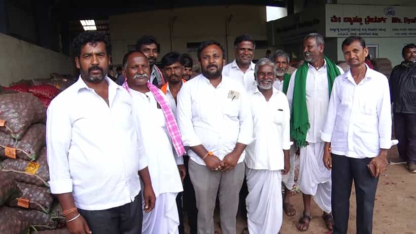 ದಿಢೀರನೆ ಕುಸಿದ ಈರುಳ್ಳಿ ಬೆಲೆ; ಹೂಡಿಕೆಯ ಖರ್ಚೂ ಬರ್ತಿಲ್ಲ ಅಂತ ರೈತರ ಗೋಳು