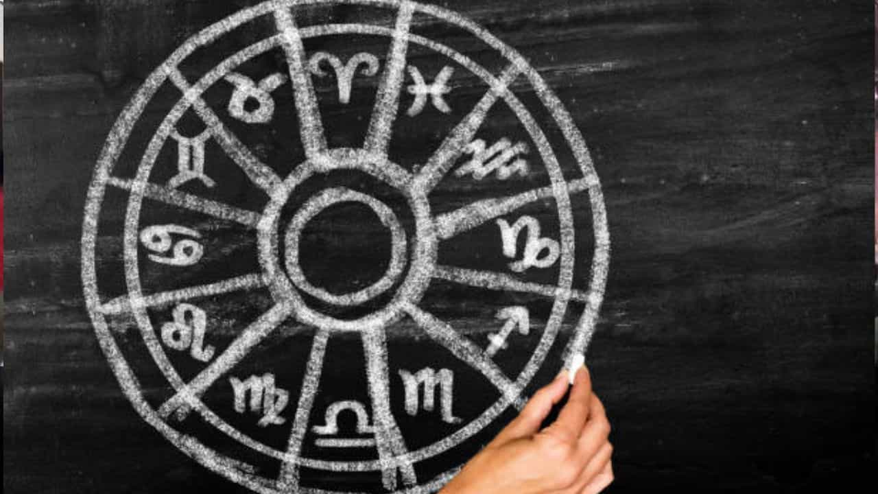 Horoscope Today 18 October : ಇಂದು ಈ ರಾಶಿಯವರಿಗೆ ಮೋಹದ ಕಾರಣ ಬಹಳ ದುಃಖವಾಗಲಿದೆ Horoscope Today 18 October : ಇಂದು ಈ ರಾಶಿಯವರಿಗೆ ಮೋಹದ ಕಾರಣ ಬಹಳ ದುಃಖವಾಗಲಿದೆ