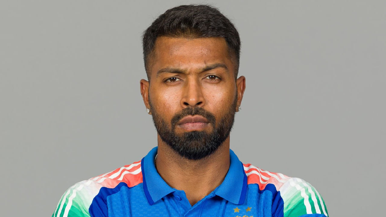 ಹಾರ್ದಿಕ್ ಪಾಂಡ್ಯ: ಚಾಂಪಿಯನ್ಸ್ ಟ್ರೋಫಿ ಟೂರ್ನಿಯಲ್ಲಿ ಟೀಮ್ ಇಂಡಿಯಾ ಪರ ಆಲ್​ರೌಂಡರ್ ಪ್ರದರ್ಶನ ನೀಡಿ ಮಿಂಚಿದ್ದ ಹಾರ್ದಿಕ್ ಪಾಂಡ್ಯ ಆಸ್ಟ್ರೇಲಿಯಾ ವಿರುದ್ಧದ ಸರಣಿಗೆ ಆಯ್ಕೆಯಾಗಿಲ್ಲ. ಇದಕ್ಕೆ ಮುಖ್ಯ ಕಾರಣ ಗಾಯದ ಸಮಸ್ಯೆ. ಏಷ್ಯಾಕಪ್ ವೇಳೆ ಸ್ನಾಯು ಸೆಳೆತಕ್ಕೆ ಒಳಗಾಗಿದ್ದ ಪಾಂಡ್ಯ ಅವರಿಗೆ ವೈದ್ಯರು ವಿಶ್ರಾಂತಿ ಸೂಚಿಸಿದ್ದಾರೆ. ಹೀಗಾಗಿ ಆಸೀಸ್ ಸರಣಿಗೆ ಅವರನ್ನು ಆಯ್ಕೆ ಮಾಡಲಾಗಿಲ್ಲ.