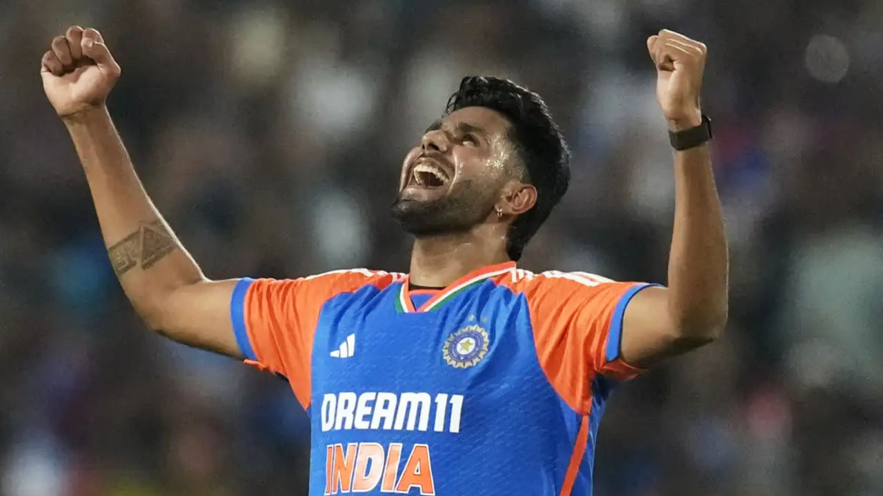 ಇದಕ್ಕೂ ಮುನ್ನ ಮೊಹಮ್ಮದ್ ಶಮಿ ಬದಲಿಗೆ ಗೌತಮ್ ಗಂಭೀರ್ ಹರ್ಷಿತ್ ರಾಣಾಗೆ ಆದ್ಯತೆ ನೀಡುತ್ತಿದ್ದಾರೆ ಎಂಬ ಆರೋಪಗಳು ಕೇಳಿ ಬಂದಿದ್ದವು. ಇದೀಗ ಯಶಸ್ವಿ ವೇಗಿಯನ್ನು ಬೆಂಚ್ನಲ್ಲಿ ಕೂರಿಸಿ ಹರ್ಷಿತ್ ರಾಣಾಗೆ ಚಾನ್ಸ್ ನೀಡಿರುವುದು ಹೊಸ ಚರ್ಚೆಯನ್ನು ಹುಟ್ಟುಹಾಕಿದೆ.