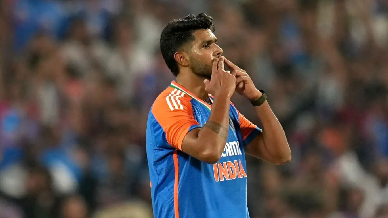 ಇದಾಗ್ಯೂ ಆಸ್ಟ್ರೇಲಿಯಾ ವಿರುದ್ಧದ ಮೊದಲ ಟಿ20 ಪಂದ್ಯದಲ್ಲಿ ಅರ್ಷದೀಪ್ ಸಿಂಗ್ಗೆ ಅವಕಾಶ ಸಿಕ್ಕಿರಲಿಲ್ಲ. ಬದಲಾಗಿ 4 ಮ್ಯಾಚ್ಗಳಿಂದ ಒಟ್ಟು 5 ವಿಕೆಟ್ಗಳನ್ನು ಮಾತ್ರ ಕಬಳಿಸಿರುವ ಹರ್ಷಿತ್ ರಾಣಾ ಅವರನ್ನು ಕಣಕ್ಕಿಳಿಸಲಾಗಿತ್ತು. ಟೀಮ್ ಇಂಡಿಯಾ ಕೋಚ್ನ ಈ ನಿರ್ಧಾರವು ಇದೀಗ ಚರ್ಚಗೆ ಗ್ರಾಸವಾಗಿದೆ.