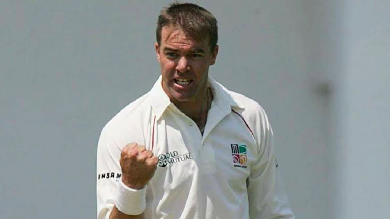 ಇದಕ್ಕೂ ಮುನ್ನ ಈ ದಾಖಲೆ ಝಿಂಬಾಬ್ವೆ ತಂಡದ ಮಾಜಿ ನಾಯಕ ಹೀತ್ ಸ್ಟ್ರೀಕ್ ಹೆಸರಿನಲ್ಲಿತ್ತು. 2001 ರಲ್ಲಿ ವೆಸ್ಟ್ ಇಂಡೀಸ್ ವಿರುದ್ಧದ ಟೆಸ್ಟ್ ಪಂದ್ಯದಲ್ಲಿ ಸ್ಟ್ರೀಕ್ 27 ರನ್ ನೀಡಿ 5 ವಿಕೆಟ್ ಕಬಳಿಸಿದ್ದರು. ಈ ಮೂಲಕ ಝಿಂಬಾಬ್ವೆ ಪರ ಟೆಸ್ಟ್ನಲ್ಲಿ ಅತೀ ಕಡಿಮೆ ರನ್ ನೀಡಿ ಐದು ವಿಕೆಟ್ ಕಬಳಿಸಿದ ಬೌಲರ್ ಎನಿಸಿಕೊಂಡಿದ್ದರು.