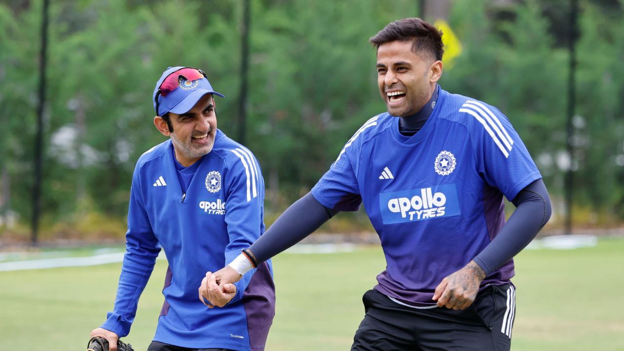 ಇನ್ನು ಮೊದಲ ಟಿ20ಐ ಪಂದ್ಯಕ್ಕೆ ತಂಡದ ಆಡುವ ಹನ್ನೊಂದರ ಬಳಗದ ಬಗ್ಗೆ ಹೇಳುವುದಾದರೆ.. ನಾಯಕ ಸೂರ್ಯಕುಮಾರ್ ಯಾದವ್ ಟಾಸ್ ಸಮಯದಲ್ಲಿ ರಿಂಕು ಸಿಂಗ್, ಜಿತೇಶ್ ಶರ್ಮಾ, ವಾಷಿಂಗ್ಟನ್ ಸುಂದರ್, ಅರ್ಷದೀಪ್ ಸಿಂಗ್ ಮತ್ತು ನಿತೀಶ್ ಕುಮಾರ್ ರೆಡ್ಡಿ ಈ ಪಂದ್ಯದಲ್ಲಿ ಆಡುತ್ತಿಲ್ಲ ಎಂದರು. ಆದಾಗ್ಯೂ, ನಿತೀಶ್ ಅವರ ಗಾಯದ ಬಗ್ಗೆ ಯಾವುದೇ ಮಾಹಿತಿಯನ್ನು ನೀಡಲಿಲ್ಲ.