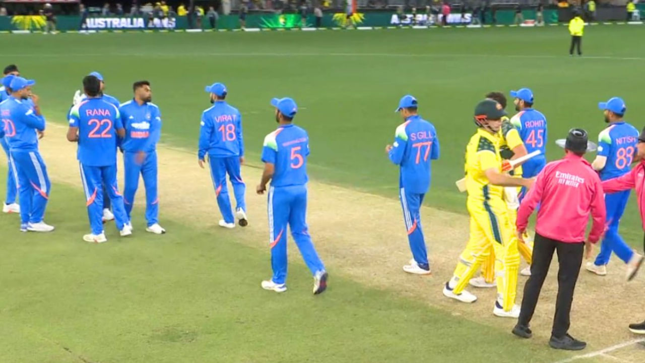ಅಡಿಲೇಡ್ ಓವಲ್ನಲ್ಲಿ ನಡೆದ ಆಸ್ಟ್ರೇಲಿಯಾ ವಿರುದ್ಧದ ಎರಡನೇ ಏಕದಿನ ಪಂದ್ಯವನ್ನು ಟೀಂ ಇಂಡಿಯಾ ಸೋತಿದೆ. ಈ ಮೂಲಕ ಏಕದಿನ ಸರಣಿಯನ್ನು ಕಳೆದುಕೊಂಡಿದೆ. ಇದು ಮಾತ್ರವಲ್ಲದೆ ಬರೋಬ್ಬರಿ 17 ವರ್ಷಗಳ ಬಳಿಕ ಅಡಿಲೇಡ್ ಮೈದಾನದಲ್ಲಿ ಟೀಂ ಇಂಡಿಯಾ ಸೋಲಿಗೆ ಕೊರಳೊಡ್ಡಿದೆ. ವಾಸ್ತವವಾಗಿ ಈ ಪಂದ್ಯದಲ್ಲಿ ಗಿಲ್ ಪಡೆಯ ಸೋಲಿಗೆ ಕಳಪೆ ಫಿಲ್ಡಿಂಗ್ ಪ್ರಮುಖ ಕಾರಣ ಎನ್ನಬಹುದು.