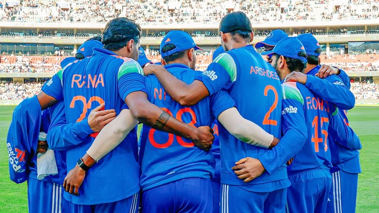 ಸಿಡ್ನಿ ಏಕದಿನ ಪಂದ್ಯದ ಗೆಲುವು ಭಾರತಕ್ಕೆ ಅತ್ಯಗತ್ಯವಾಗಿದೆ. ಏಕೆಂದರೆ ಸತತ ಎರಡು ಪಂದ್ಯಗಳನ್ನು ಸೋತ ನಂತರ ಭಾರತ ಈಗಾಗಲೇ ಸರಣಿಯನ್ನು ಕಳೆದುಕೊಂಡಿದೆ. ಸಿಡ್ನಿಯಲ್ಲಿ ಸೋತರೆ ಭಾರತ ಕ್ಲೀನ್ ಸ್ವೀಪ್ ಮುಜುಗರಕ್ಕೊಳಗಾಗಲಿದೆ. ಅಲ್ಲದೆ ಆಸ್ಟ್ರೇಲಿಯಾ ದ್ವಿಪಕ್ಷೀಯ ಏಕದಿನ ಸರಣಿಯಲ್ಲಿ ಟೀಂ ಇಂಡಿಯಾವನ್ನು ಇದುವರೆಗೂ ಕ್ಲೀನ್ ಸ್ವೀಪ್ ಮಾಡಿಲ್ಲ, ಆದರೆ ಈಗ ಕಾಂಗರೂ ಪಡೆಗೆ ಆ ಅವಕಾಶವಿದೆ.