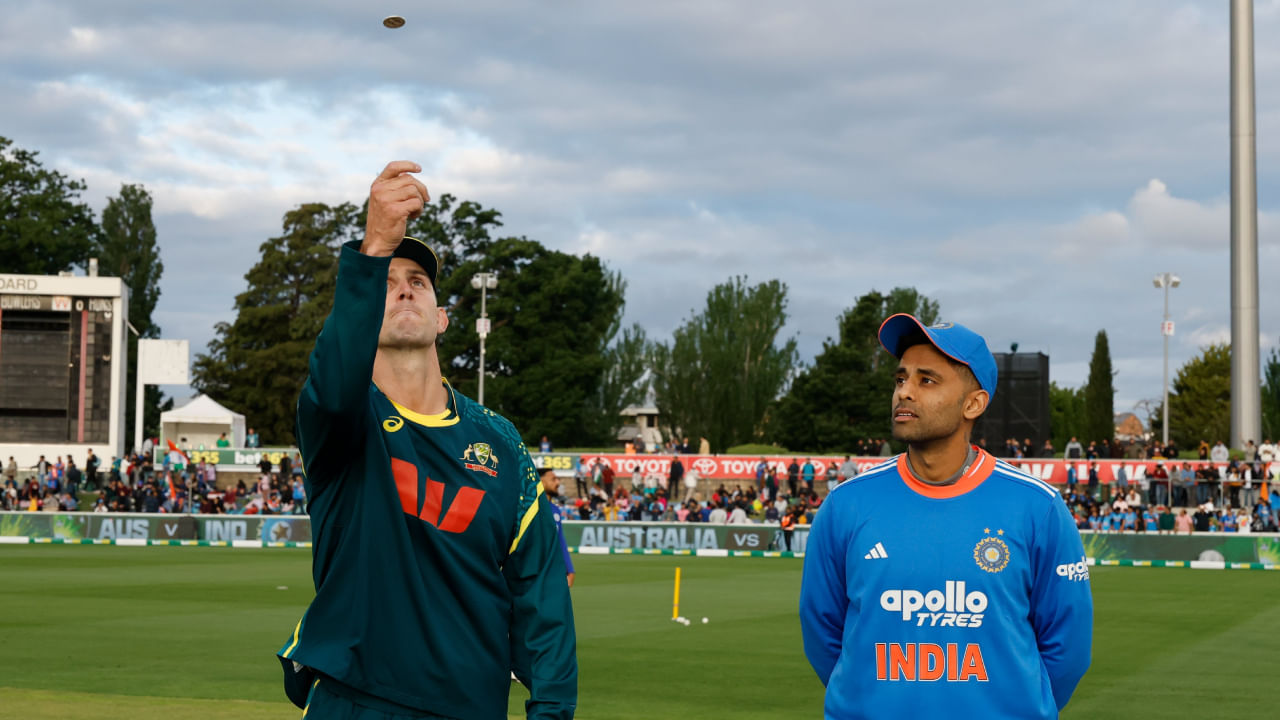 ಭಾರತ ಮತ್ತು ಆಸ್ಟ್ರೇಲಿಯಾ ನಡುವಿನ ಐದು ಪಂದ್ಯಗಳ ಟಿ20 ಸರಣಿ ಇಂದಿನಿಂದ ಆರಂಭವಾಗಿದೆ. ಸರಣಿಯ ಮೊದಲ ಪಂದ್ಯ ಕ್ಯಾನ್ಬೆರಾದಲ್ಲಿ ನಡೆಯುತ್ತಿದ್ದು, ಟಾಸ್ ಗೆದ್ದ ಆಸ್ಟ್ರೇಲಿಯಾ ಮೊದಲು ಬೌಲಿಂಗ್ ಆಯ್ದುಕೊಂಡಿದೆ. ಹೀಗಾಗಿ ಮೊದಲು ಬ್ಯಾಟಿಂಗ್ ಮಾಡುತ್ತಿರುವ ಟೀಂ ಇಂಡಿಯಾ ಪ್ರಸ್ತುತ ಉತ್ತಮ ಸ್ಥಿತಿಯಲಿದೆ. ಆದರೆ ಈ ಪಂದ್ಯದ ನಡುವೆ ತಂಡಕ್ಕೆ ಆಘಾತಕ್ಕಾರಿ ಸುದ್ದಿಯೊಂದು ಎದುರಾಗಿದೆ.