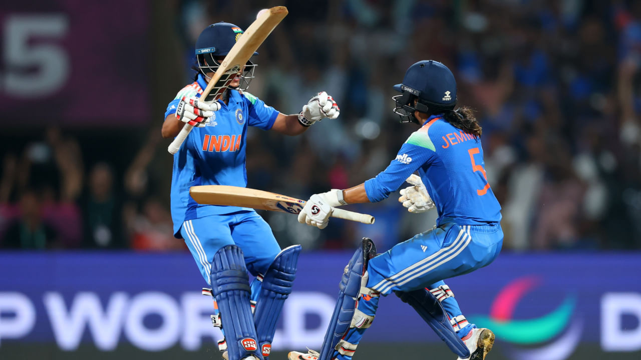 ಪುರುಷರ ಅಥವಾ ಮಹಿಳೆಯರ ಏಕದಿನ ವಿಶ್ವಕಪ್‌ನ ನಾಕೌಟ್ ಹಂತದಲ್ಲಿ ತಂಡವೊಂದು 300 ಕ್ಕೂ ಹೆಚ್ಚು ರನ್ ಗಳಿಸಿದ್ದು ಇದೇ ಮೊದಲು. 2015 ರ ಪುರುಷರ ವಿಶ್ವಕಪ್‌ನ ಸೆಮಿಫೈನಲ್‌ನಲ್ಲಿ ನ್ಯೂಜಿಲೆಂಡ್ ಮತ್ತು ದಕ್ಷಿಣ ಆಫ್ರಿಕಾ ನಡುವೆ ನಡೆದ ಪಂದ್ಯದಲ್ಲಿ 298 ರನ್‌ ಬಾರಿಸಿದ್ದು ಇಲ್ಲಿಯವರೆಗಿನ ಗರಿಷ್ಠ ಸ್ಕೋರ್ ಆಗಿತ್ತು.