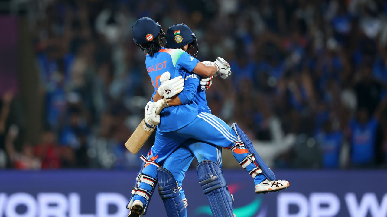 ಮಹಿಳಾ ಏಕದಿನ ವಿಶ್ವಕಪ್‌ನಲ್ಲಿ 339 ರನ್‌ಗಳ ಗುರಿ ಬೆನ್ನಟ್ಟಿದ ಮೊದಲ ತಂಡ ಎಂಬ ದಾಖಲೆ ಭಾರತದ ಪಾಲಾಗಿದೆ. ಇದಕ್ಕೂ ಮೊದಲು, ಇದೇ ಟೂರ್ನಿಯ ಗುಂಪು ಹಂತದಲ್ಲಿ ಭಾರತದ ವಿರುದ್ಧ ಆಸ್ಟ್ರೇಲಿಯಾ ಈ ದಾಖಲೆ ಬರೆದಿತ್ತು. ಭಾರತ ನೀಡಿದ 331 ರನ್‌ಗಳ ಗುರಿಯನ್ನು ಆಸ್ಟ್ರೇಲಿಯಾ ಬೆನ್ನಟ್ಟಿತ್ತು. ಈಗ ಭಾರತ ಈ ದಾಖಲೆಯನ್ನು ಮುರಿದಿದೆ. ಇದಕ್ಕೂ ಮೊದಲು, 2021 ರಲ್ಲಿ ಆಸ್ಟ್ರೇಲಿಯಾ ವಿರುದ್ಧ ಭಾರತ 265 ರನ್‌ಗಳನ್ನು ಯಶಸ್ವಿಯಾಗಿ ಬೆನ್ನಟ್ಟಿತ್ತು.