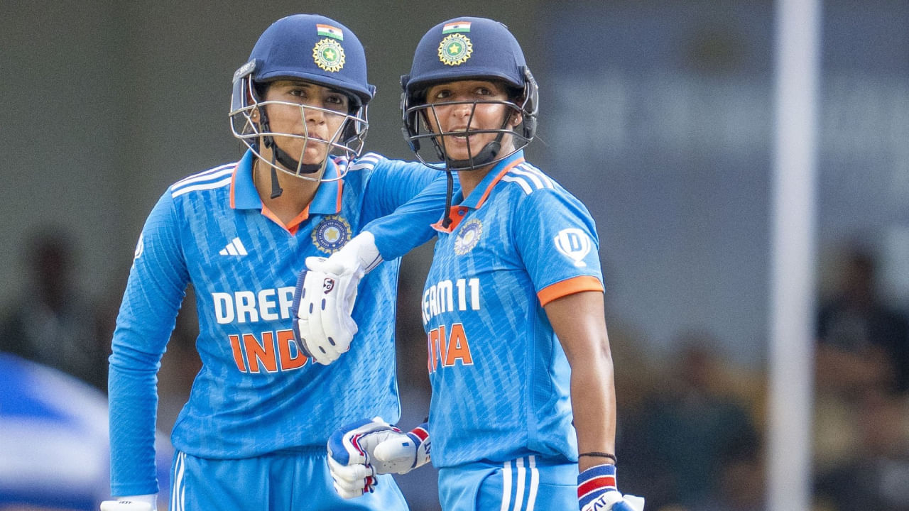 ಇದಕ್ಕೆ ಪೂರಕವಾಗಿ ಸ್ಮೃತಿ ಮಂಧಾನ ಮತ್ತು ಹರ್ಮನ್‌ಪ್ರೀತ್ ಕೌರ್ ಅತ್ಯುತ್ತಮ ಫಾರ್ಮ್‌ನಲ್ಲಿಲ್ಲ. ಪ್ರತಿಕಾ ರಾವಲ್ ಕೂಡ ವಿಶೇಷವಾದದ್ದೇನೂ ಮಾಡುತ್ತಿಲ್ಲ. ಈಗ ದಕ್ಷಿಣ ಆಫ್ರಿಕಾ ವಿರುದ್ಧದ ಪಂದ್ಯದಲ್ಲಾದರೂ ತಂಡದ ಬ್ಯಾಟರ್​​ಗಳು ಹೇಗೆ ಪ್ರದರ್ಶನ ನೀಡುತ್ತಾರೆ ಎಂಬುದನ್ನು ಕಾದು ನೋಡಬೇಕಾಗಿದೆ.