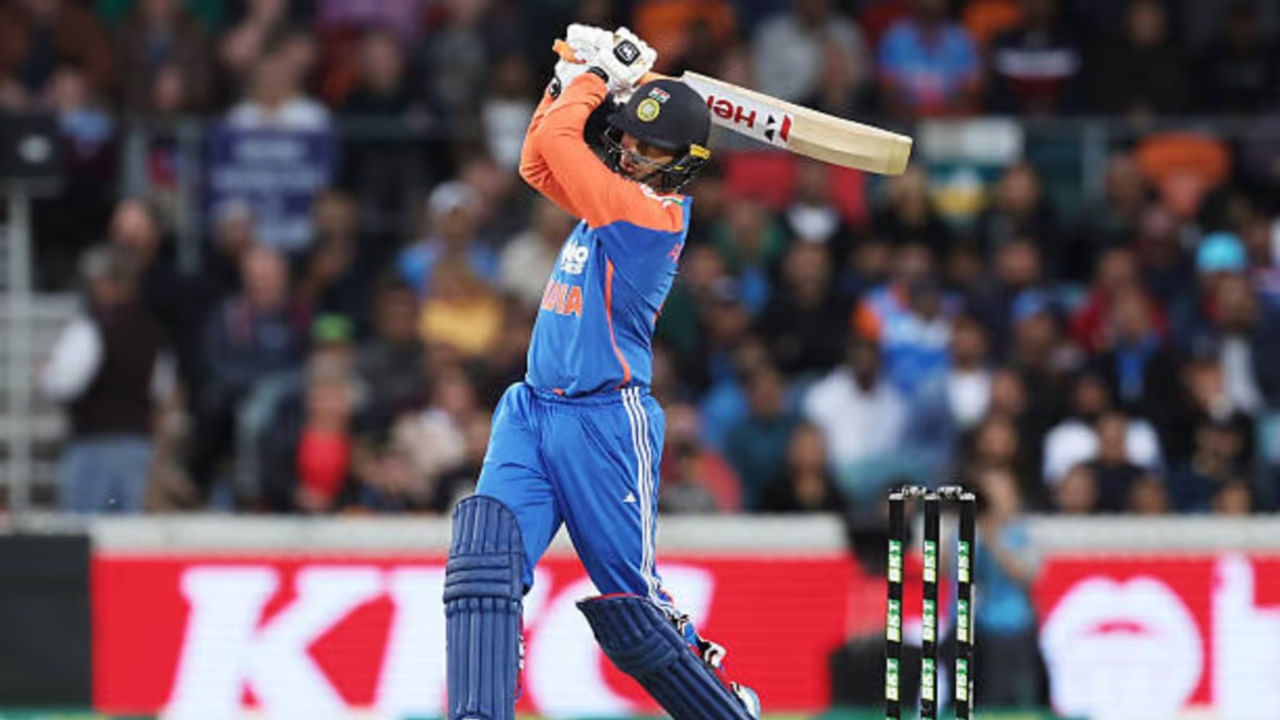 ಹಾಗೆಯೇ ಅಭಿಷೇಕ್, ಹರ್ಷಿತ್ ರಾಣಾ ಜೊತೆ 56 ರನ್​ಗಳ ಜೊತೆಯಾಟ ನೀಡಿ ತಂಡವನ್ನು 100 ರನ್​ಗಳ ಗಡಿ ದಾಟಿಸಿದರು. ಆದಾಗ್ಯೂ, ಇನ್ನೊಂದು ತುದಿಯಲ್ಲಿ ವಿಕೆಟ್​ಗಳು ಪತನವಾಗುತ್ತಲೇ ಇದ್ದವು. ಅಂತಿಮವಾಗಿ, 19 ನೇ ಓವರ್​ನಲ್ಲಿ ಅಭಿಷೇಕ್ ವಿಕೆಟ್ ಪತನವಾಯಿತು. ಇತ್ತ ಟೀಂ ಇಂಡಿಯಾ ಕೂಡ 125 ರನ್​ಗಳಿಗೆ ಆಲೌಟ್ ಆಯಿತು. ಈ ಪಂದ್ಯದಲ್ಲಿ ಅಭಿಷೇಕ್ ಕೇವಲ 37 ಎಸೆತಗಳಲ್ಲಿ 8 ಬೌಂಡರಿ ಮತ್ತು 2 ಸಿಕ್ಸರ್ ಸಹಿತ 68 ರನ್​ಗಳ ಅದ್ಭುತ ಇನ್ನಿಂಗ್ಸ್ ಆಡಿದರು.