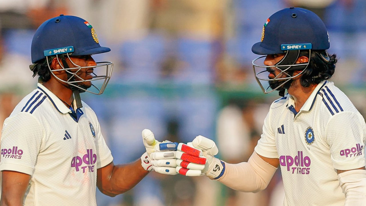 ವೆಸ್ಟ್ ಇಂಡೀಸ್ ವಿರುದ್ಧದ ಎರಡನೇ ಟೆಸ್ಟ್ ಪಂದ್ಯದಲ್ಲಿ ಭಾರತ ತಂಡ ಗೆಲುವಿನ ಸನಿಹದಲ್ಲಿದೆ. 121 ರನ್​ಗಳ ಗುರಿ ಬೆನ್ನಟ್ಟಿರುವ ಟೀಂ ಇಂಡಿಯಾ ನಾಲ್ಕನೇ ದಿನದ ಆಟ ಮುಗಿದಾಗ 1 ವಿಕೆಟ್ ನಷ್ಟಕ್ಕೆ 63 ರನ್ ಗಳಿಸಿತ್ತು. ಹೀಗಾಗಿ ಭಾರತದ ಗೆಲುವಿಗೆ ಇನ್ನೂ 58 ರನ್​ಗಳ ಅಗತ್ಯವಿದೆ. ಇದನ್ನು ನೋಡಿದರೆ, ಟೀಂ ಇಂಡಿಯಾ 2ನೇ ಟೆಸ್ಟ್ ಪಂದ್ಯವನ್ನು ಗೆಲ್ಲುವ ಮೂಲಕ ಸರಣಿಯನ್ನು ಕ್ಲೀನ್ ಸ್ವೀಪ್ ಮಾಡುವುದ ಖಚಿತವಾಗಿದೆ.