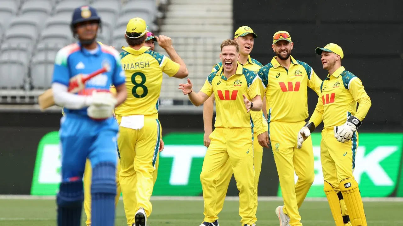 ಟೀಂ ಇಂಡಿಯಾದ ಆಸ್ಟ್ರೇಲಿಯಾ ಪ್ರವಾಸ ಸೋಲಿನೊಂದಿಗೆ ಪ್ರಾರಂಭವಾಗಿದೆ. ಉಭಯ ತಂಡಗಳ ನಡುವೆ ನಡೆದ ಮೊದಲ ಏಕದಿನ ಪಂದ್ಯದಲ್ಲಿ ಭಾರತ ತಂಡ ಹೀನಾಯ ಸೋಲು ಅನುಭವಿಸಿತು. ಇದರೊಂದಿಗೆ 438 ದಿನಗಳ ನಂತರ ಏಕದಿನ ಕ್ರಿಕೆಟ್ನಲ್ಲಿ ಭಾರತದ ಆಳ್ವಿಕೆ ಕೊನೆಗೊಂಡಿದೆ. ಇತ್ತ ಶುಭ್ಮನ್ ಗಿಲ್ ಏಕದಿನ ನಾಯಕನಾಗಿ ತಮ್ಮ ಮೊದಲ ಪಂದ್ಯದಲ್ಲೇ ಸೋಲನ್ನು ಅನುಭವಿಸಬೇಕಾಗಿ ಬಂದಿದೆ.