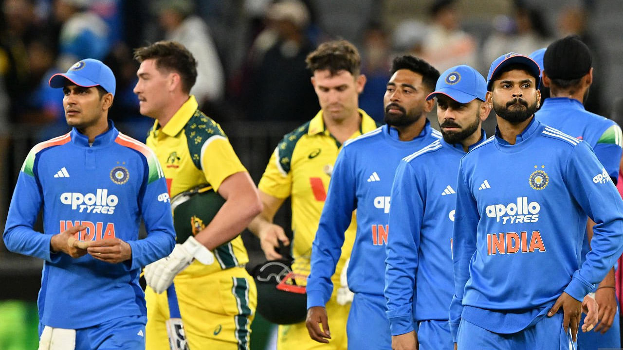 ಪರ್ತ್ನಲ್ಲಿ ನಡೆದ ಆಸ್ಟ್ರೇಲಿಯಾ ವಿರುದ್ಧದ ಮೊದಲ ಏಕದಿನ ಪಂದ್ಯದಲ್ಲಿ ಟೀಮ್ ಇಂಡಿಯಾ ಮುಗ್ಗರಿಸಿದೆ. ಮಳೆಬಾಧಿತ ಊ ಪಂದ್ಯದಲ್ಲಿ ಟಾಸ್ ಗೆದ್ದ ಆಸ್ಟ್ರೇಲಿಯಾ ತಂಡದ ನಾಯಕ ಮಿಚೆಲ್ ಮಾರ್ಷ್ ಬೌಲಿಂಗ್ ಆಯ್ದುಕೊಂಡಿದ್ದರು. ಅದರಂತೆ ಮೊದಲು ಬ್ಯಾಟ್ ಮಾಡಿದ ಟೀಮ್ ಇಂಡಿಯಾ ನಿಗದಿತ 26 ಓವರ್ಗಳಲ್ಲಿ 9 ವಿಕೆಟ್ ಕಳೆದುಕೊಂಡು ಕಲೆಹಾಕಿದ್ದು ಕೇವಲ 136 ರನ್ಗಳು ಮಾತ್ರ.