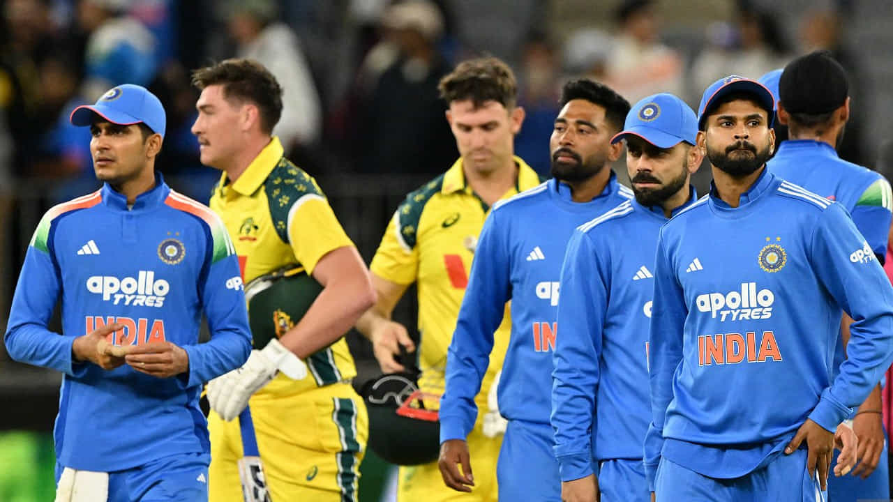 ಪರ್ತ್ನಲ್ಲಿ ನಡೆದ ಆಸ್ಟ್ರೇಲಿಯಾ ವಿರುದ್ಧದ ಮೊದಲ ಏಕದಿನ ಪಂದ್ಯದಲ್ಲಿ ಟೀಮ್ ಇಂಡಿಯಾ ಮುಗ್ಗರಿಸಿದೆ. ಮಳೆಬಾಧಿತ ಊ ಪಂದ್ಯದಲ್ಲಿ ಟಾಸ್ ಗೆದ್ದ ಆಸ್ಟ್ರೇಲಿಯಾ ತಂಡದ ನಾಯಕ ಮಿಚೆಲ್ ಮಾರ್ಷ್ ಬೌಲಿಂಗ್ ಆಯ್ದುಕೊಂಡಿದ್ದರು. ಅದರಂತೆ ಮೊದಲು ಬ್ಯಾಟ್ ಮಾಡಿದ ಟೀಮ್ ಇಂಡಿಯಾ ನಿಗದಿತ 26 ಓವರ್ಗಳಲ್ಲಿ 9 ವಿಕೆಟ್ ಕಳೆದುಕೊಂಡು ಕಲೆಹಾಕಿದ್ದು ಕೇವಲ 136 ರನ್ಗಳು ಮಾತ್ರ.