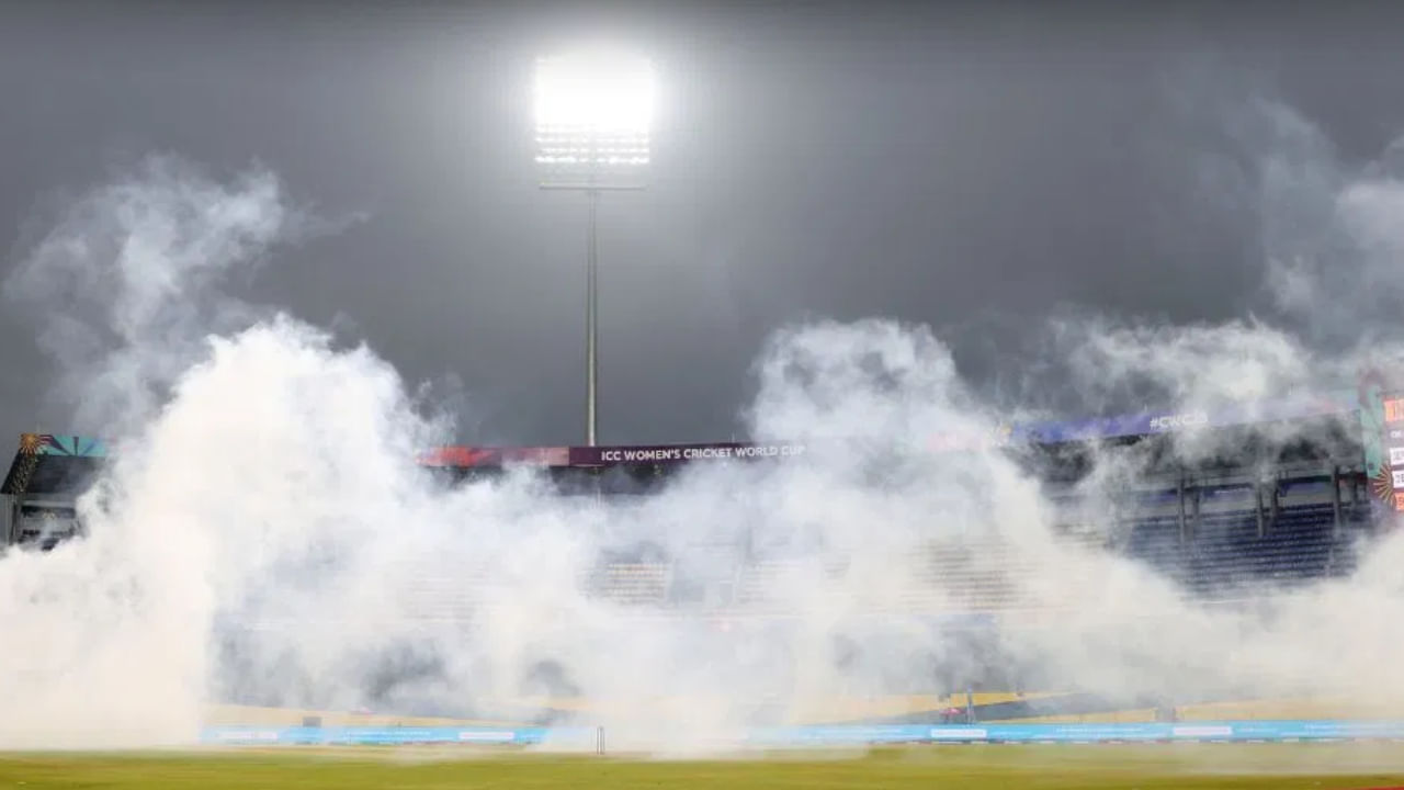 World Cup 2025: ಪಿಚ್ ತುಂಬ ಆವರಿಸಿದ ಹೊಗೆ; 15 ನಿಮಿಷ ನಿಂತ ಭಾರತ- ಪಾಕ್ ಪಂದ್ಯ World Cup 2025: ಪಿಚ್ ತುಂಬ ಆವರಿಸಿದ ಹೊಗೆ; 15 ನಿಮಿಷ ನಿಂತ ಭಾರತ- ಪಾಕ್ ಪಂದ್ಯ
