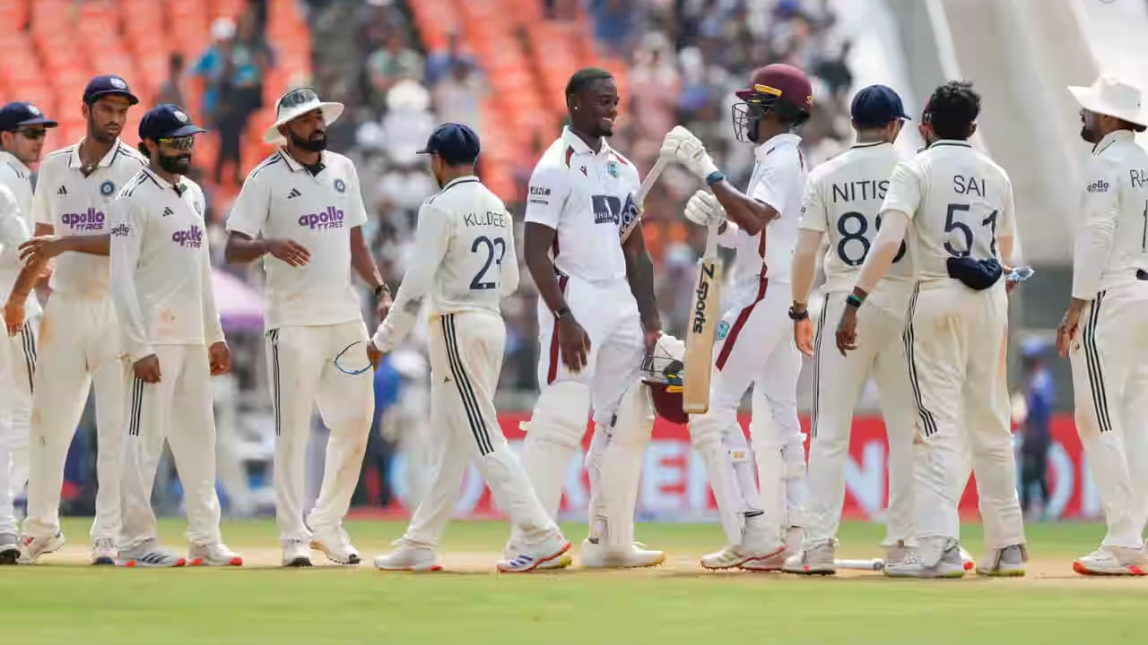 286 ರನ್ಗಳ ಪ್ರಥಮ ಇನಿಂಗ್ಸ್ ಹಿನ್ನಡೆಯೊಂದಿಗೆ ದ್ವಿತೀಯ ಇನಿಂಗ್ಸ್ ಆರಂಭಿಸಿದ ವೆಸ್ಟ್ ಇಂಡೀಸ್ ತಂಡವು ಕೇವಲ 146 ರನ್ಗಳಿಗೆ ಆಲೌಟ್ ಆಗಿದೆ. ಈ ಮೂಲಕ ಟೀಮ್ ಇಂಡಿಯಾ ಇನಿಂಗ್ಸ್ ಹಾಗೂ 140 ರನ್ಗಳ ಭರ್ಜರಿ ಜಯ ಸಾಧಿಸಿದೆ. ಈ ಗೆಲುವಿನೊಂದಿಗೆ ಭಾರತ ತಂಡವು 2 ಪಂದ್ಯಗಳ ಸರಣಿಯಲ್ಲಿ 1-0 ಅಂತರದಿಂದ ಮುನ್ನಡೆ ಸಾಧಿಸಿದೆ.