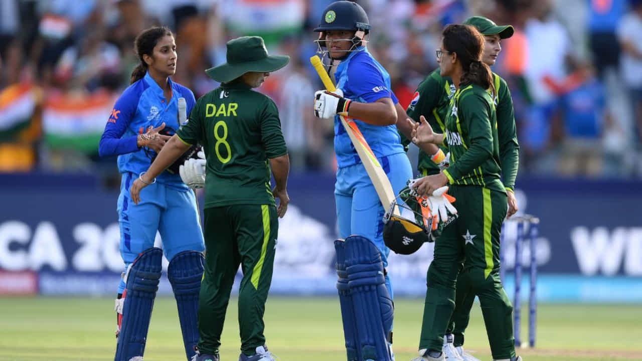 IND W vs PAK W: ಪಾಕಿಸ್ತಾನ ನಮ್ಮ ಶತ್ರು.. ಶೇಕ್ಹ್ಯಾಂಡ್ ಮಾಡದಂತೆ ವನಿತಾ ತಂಡಕ್ಕೂ ಬಿಸಿಸಿಐ ಸಂದೇಶ IND W vs PAK W: ಪಾಕಿಸ್ತಾನ ನಮ್ಮ ಶತ್ರು.. ಶೇಕ್ಹ್ಯಾಂಡ್ ಮಾಡದಂತೆ ವನಿತಾ ತಂಡಕ್ಕೂ ಬಿಸಿಸಿಐ ಸಂದೇಶ