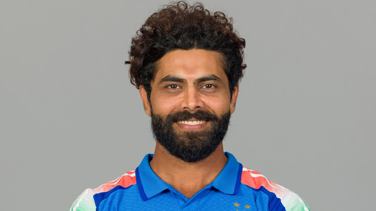 ರವೀಂದ್ರ ಜಡೇಜಾ: ಚಾಂಪಿಯನ್ಸ್ ಟ್ರೋಫಿ ಟೂರ್ನಿಯಲ್ಲಿ ಟೀಮ್ ಇಂಡಿಯಾ ಪರ ಸ್ಪಿನ್ ಆಲ್​ರೌಂಡರ್ ಆಗಿ ಕಣಕ್ಕಿಳಿದಿದ್ದ ರವೀಂದ್ರ ಜಡೇಜಾ ಅವರನ್ನು ಸಹ ಆಸ್ಟ್ರೇಲಿಯಾ ವಿರುದ್ಧದ ಏಕದಿನ ಸರಣಿಗೆ ಆಯ್ಕೆ ಮಾಡಲಾಗಿಲ್ಲ.