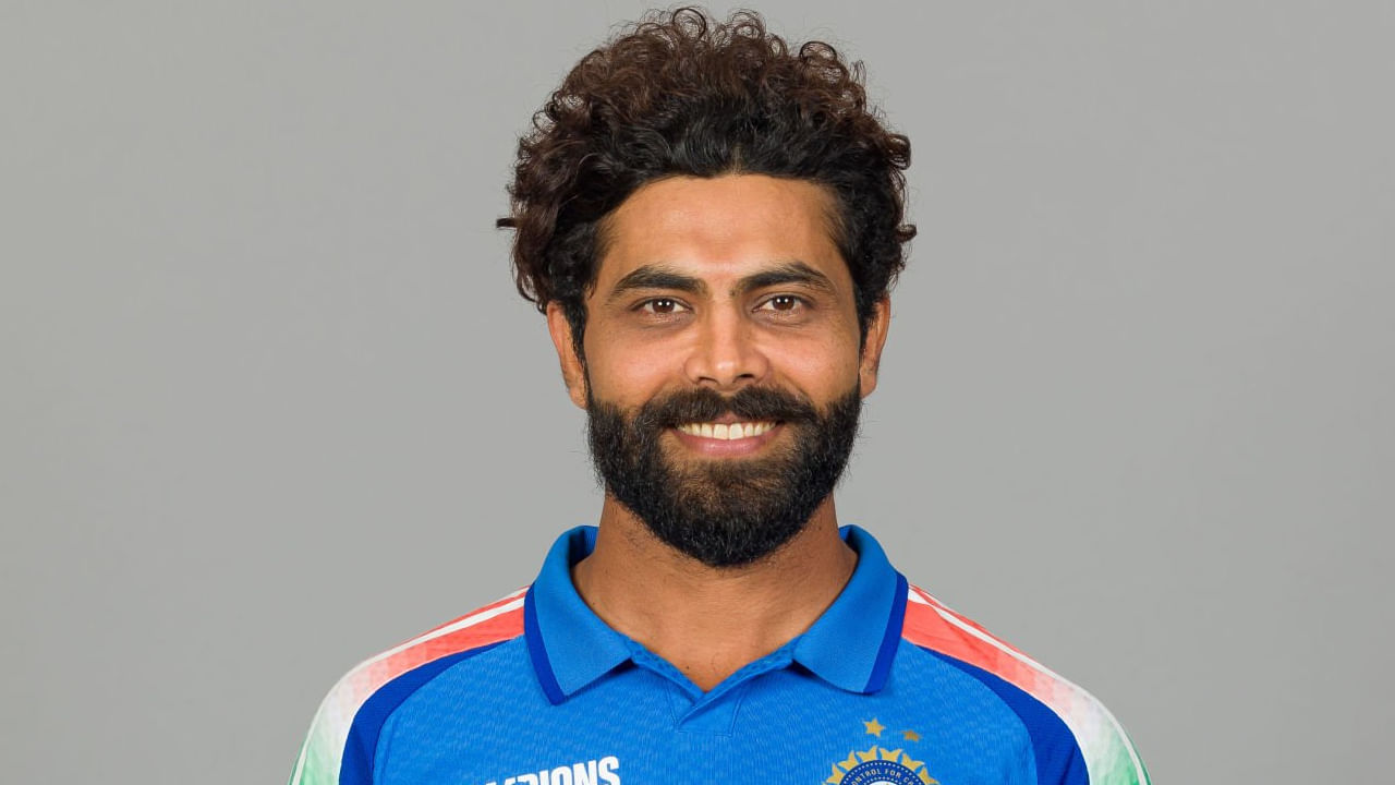 ರವೀಂದ್ರ ಜಡೇಜಾ: ಟಿ20 ವಿಶ್ವಕಪ್​ ಗೆಲುವಿನ ಬೆನ್ನಲ್ಲೇ ನಿವೃತ್ತಿ ಘೋಷಿಸಿದ ಮತ್ತೋರ್ವ ಆಟಗಾರ ರವೀಂದ್ರ ಜಡೇಜಾ. ಚುಟುಕು ಕ್ರಿಕೆಟ್​ಗೆ ಗುಡ್ ಬೈ ಹೇಳಿರುವ ಜಡೇಜಾ ಇದೀಗ ಏಕದಿನ ಮತ್ತು ಟೆಸ್ಟ್ ಕ್ರಿಕೆಟ್​ನತ್ತ ಫೋಕಸ್ ಮಾಡಿದ್ದಾರೆ. ಹೀಗಾಗಿ ಅವರನ್ನೂ ಸಹ ಟಿ20​ ತಂಡಕ್ಕೆ ಆಯ್ಕೆ ಮಾಡಲಾಗಿಲ್ಲ.