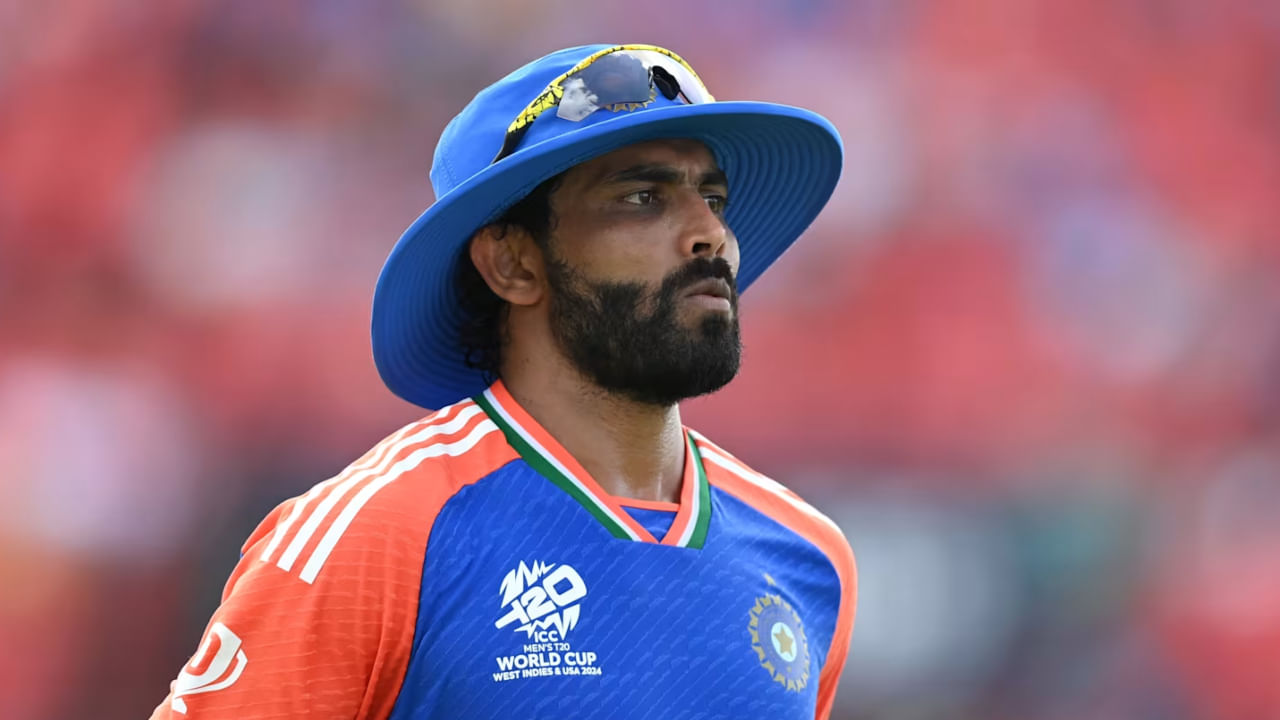 ವೆಸ್ಟ್ ಇಂಡೀಸ್ ವಿರುದ್ಧದ ಮೊದಲ ಟೆಸ್ಟ್ ಪಂದ್ಯದಲ್ಲಿ ಬ್ಯಾಟಿಂಗ್ ಮತ್ತು ಬಾಲ್ ಎರಡರಲ್ಲೂ ಅದ್ಭುತ ಪ್ರದರ್ಶನ ನೀಡಿದ ಟೀಂ ಇಂಡಿಯಾದ ಅನುಭವಿ ಆಲ್ರೌಂಡರ್ ರವೀಂದ್ರ ಜಡೇಜಾ ಅವರಿಗೆ ಬಿಸಿಸಿಐ ದೊಡ್ಡ ಹೊಡೆತ ನೀಡಿದೆ. ಅಹಮದಾಬಾದ್ ಟೆಸ್ಟ್ ಪಂದ್ಯದಲ್ಲಿ ಪಂದ್ಯಶ್ರೇಷ್ಠ ಪ್ರಶಸ್ತಿಗೆ ಆಯ್ಕೆಯಾದ ರವೀಂದ್ರ ಜಡೇಜಾರನ್ನು ಭಾರತ ಏಕದಿನ ತಂಡದಿಂದ ಕೈಬಿಡಲಾಗಿದೆ.