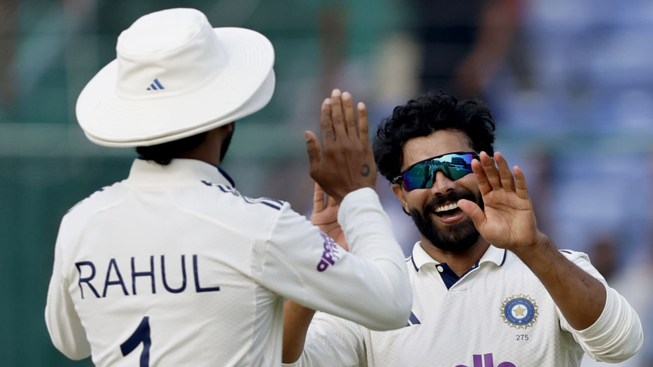 ಟೀಂ ಇಂಡಿಯಾದ ಮಾಜಿ ಸ್ಪಿನ್ನರ್ ಹರ್ಭಜನ್ ಸಿಂಗ್ ಭಾರತದ ನಡೆದ ಅಂತರರಾಷ್ಟ್ರೀಯ ಪಂದ್ಯಗಳಲ್ಲಿ 376 ವಿಕೆಟ್ ಪಡೆದಿದ್ದರೆ, ಇದೀಗ ರವೀಂದ್ರ ಜಡೇಜಾ ಅವರ ಖಾತೆಯಲ್ಲಿ 377 ವಿಕೆಟ್​​ಗಳಿವೆ. ಕನ್ನಡಿಗ ಅನಿಲ್ ಕುಂಬ್ಳೆ 476 ವಿಕೆಟ್​ಗಳೊಂದಿಗೆ ಈ ಪಟ್ಟಿಯಲ್ಲಿ ಅಗ್ರಸ್ಥಾನದಲ್ಲಿದ್ದರೆ, 475 ವಿಕೆಟ್​ಗಳನ್ನು ಹೊಂದಿರುವ ಆರ್ ಅಶ್ವಿನ್ ಎರಡನೇ ಸ್ಥಾನದಲ್ಲಿದ್ದಾರೆ.
