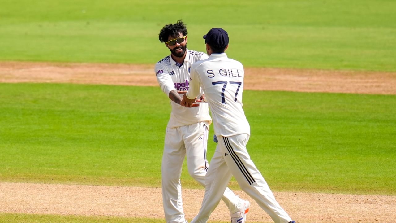 ಅಹಮದಾಬಾದ್‌ನಲ್ಲಿ ನಡೆದ ಮೊದಲ ಟೆಸ್ಟ್ ಪಂದ್ಯದ ಮೊದಲ ಇನ್ನಿಂಗ್ಸ್‌ನಲ್ಲಿ ರವೀಂದ್ರ ಜಡೇಜಾ ಅಜೇಯ 104 ರನ್ ಗಳಿಸಿದರು. ನಂತರ ವೆಸ್ಟ್ ಇಂಡೀಸ್‌ನ ಎರಡನೇ ಇನ್ನಿಂಗ್ಸ್‌ನಲ್ಲಿ 13 ಓವರ್‌ಗಳಲ್ಲಿ ಕೇವಲ 54 ರನ್‌ ನೀಡಿ 4 ವಿಕೆಟ್‌ಗಳನ್ನು ಸಹ ಪಡೆದರು. ಪರಿಣಾಮವಾಗಿ, ವೆಸ್ಟ್ ಇಂಡೀಸ್ ಇನ್ನಿಂಗ್ಸ್ ಮತ್ತು 140 ರನ್‌ಗಳ ಭಾರಿ ಸೋಲನ್ನು ಅನುಭವಿಸಿತು.