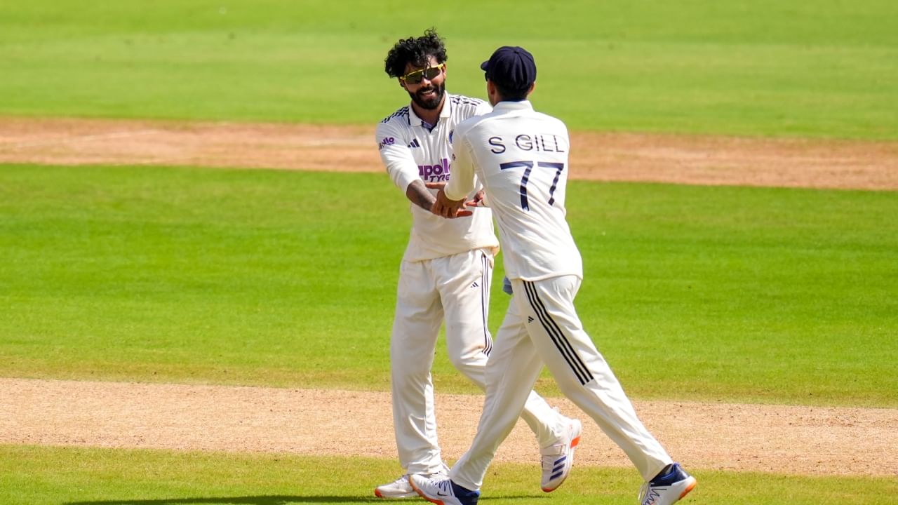 ಮೊದಲ ಇನ್ನಿಂಗ್ಸ್‌ನಲ್ಲಿ ರವೀಂದ್ರ ಜಡೇಜಾ 19 ಓವರ್‌ಗಳನ್ನು ಬೌಲಿಂಗ್ ಮಾಡಿ 3 ವಿಕೆಟ್ ಪಡೆದಿದ್ದರು. ಎರಡನೇ ಇನ್ನಿಂಗ್ಸ್‌ನಲ್ಲಿ ಕೇವಲ ಒಂದು ವಿಕೆಟ್ ಮಾತ್ರ ಪಡೆದರು. ಬೌಲಿಂಗ್ ಮಾತ್ರವಲ್ಲದೆ, ಜಡೇಜಾ ಬ್ಯಾಟಿಂಗ್‌ನಲ್ಲೂ ಮಿಂಚುತಿದ್ದಾರೆ. ಅದರಂತೆ ಈ ಸರಣಿಯಲ್ಲಿ ಜಡೇಜಾರಿಂದ ಒಂದು ಶತಕದ ಇನ್ನಿಂಗ್ಸ್ ಕೂಡ ಮೂಡಿಬಂದಿದೆ.