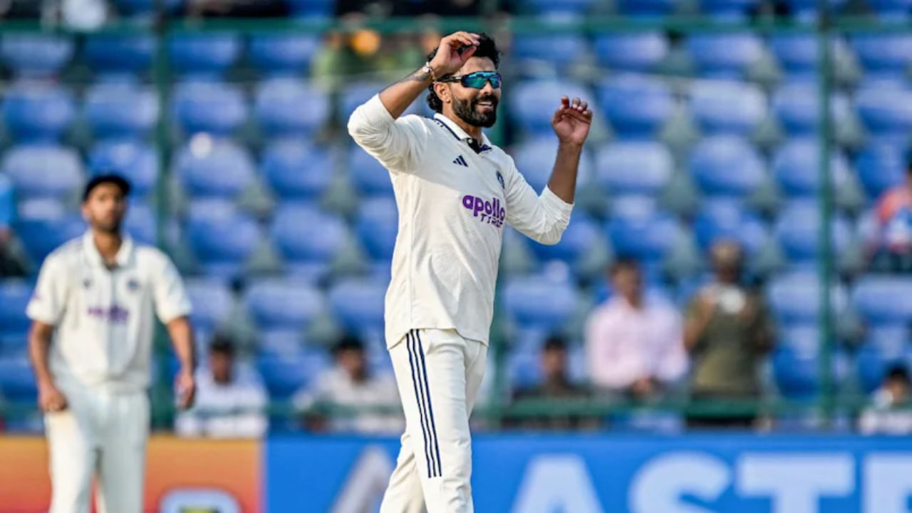 ಎರಡನೇ ಇನ್ನಿಂಗ್ಸ್ನಲ್ಲಿ ಕುಲ್ದೀಪ್ ಯಾದವ್ ಮಾತ್ರವಲ್ಲದೆ ರವೀಂದ್ರ ಜಡೇಜಾ ಕೂಡ ದುಬಾರಿಯಾದರು. ಈ ಇನ್ನಿಂಗ್ಸ್ನಲ್ಲಿ 33 ಓವರ್ಗಳನ್ನು ಬೌಲ್ ಮಾಡಿದ ಜಡೇಜಾ 104 ರನ್ಗಳನ್ನು ಬಿಟ್ಟುಕೊಟ್ಟು ಕೇವಲ 1 ವಿಕೆಟ್ ಪಡೆಯುವಲ್ಲಿ ಮಾತ್ರ ಯಶಸ್ವಿಯಾದರು.