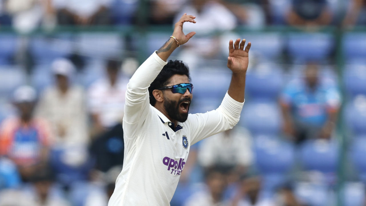 ಇನ್ನು ಎರಡನೇ ಇನ್ನಿಂಗ್ಸ್​ನಲ್ಲಿ ರವೀಂದ್ರ ಜಡೇಜಾ 33 ಓವರ್​ಗಳನ್ನು ಬೌಲಿಂಗ್ ಮಾಡಿ 102 ರನ್​ ನೀಡಿ 1 ವಿಕೆಟ್ ಪಡೆದರು. ಈ ಒಂದು ವಿಕೆಟ್ ಪಡೆಯುವ ಮೂಲಕ ರವೀಂದ್ರ ಜಡೇಜಾ, ಹರ್ಭಜನ್ ಸಿಂಗ್ ಅವರ ದಾಖಲೆಯನ್ನು ಮುರಿದಿದ್ದಾರೆ. ಅಲ್ಲದೆ ಅನಿಲ್ ಕುಂಬ್ಳೆ ಹಾಗೂ ಅಶ್ವಿನ್ ನಂತರದ ಸ್ಥಾನ ಪಡೆದುಕೊಂಡಿದ್ದಾರೆ