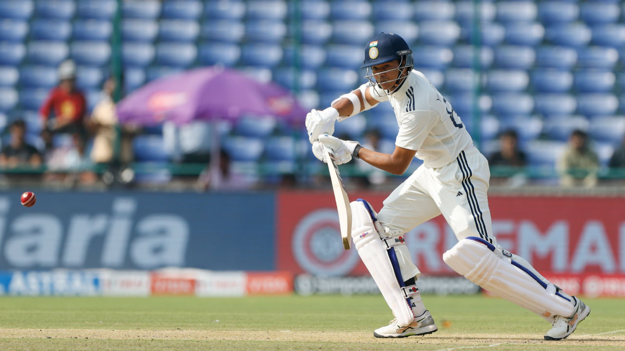 ಈ ಶತಕದ ಇನ್ನಿಂಗ್ಸ್ ಮೂಲಕ ಯಶಸ್ವಿ ಜೈಸ್ವಾಲ್ ಭಾರತದ ಪರ 3,000 ಅಂತರರಾಷ್ಟ್ರೀಯ ರನ್‌ಗಳನ್ನು ಪೂರ್ಣಗೊಳಿಸಿದ್ದಾರೆ. ಕೇವಲ 71 ಇನ್ನಿಂಗ್ಸ್‌ಗಳಲ್ಲಿ ಈ ಸಾಧನೆ ಮಾಡಿರುವ ಜೈಸ್ವಾಲ್, ಸುನಿಲ್ ಗವಾಸ್ಕರ್ ನಂತರ 3,000 ರನ್‌ಗಳನ್ನು ಅತಿ ವೇಗವಾಗಿ ಪೂರೈಸಿದ ಭಾರತೀಯ ಆಟಗಾರ ಎನಿಸಿಕೊಂಡಿದ್ದಾರೆ. 