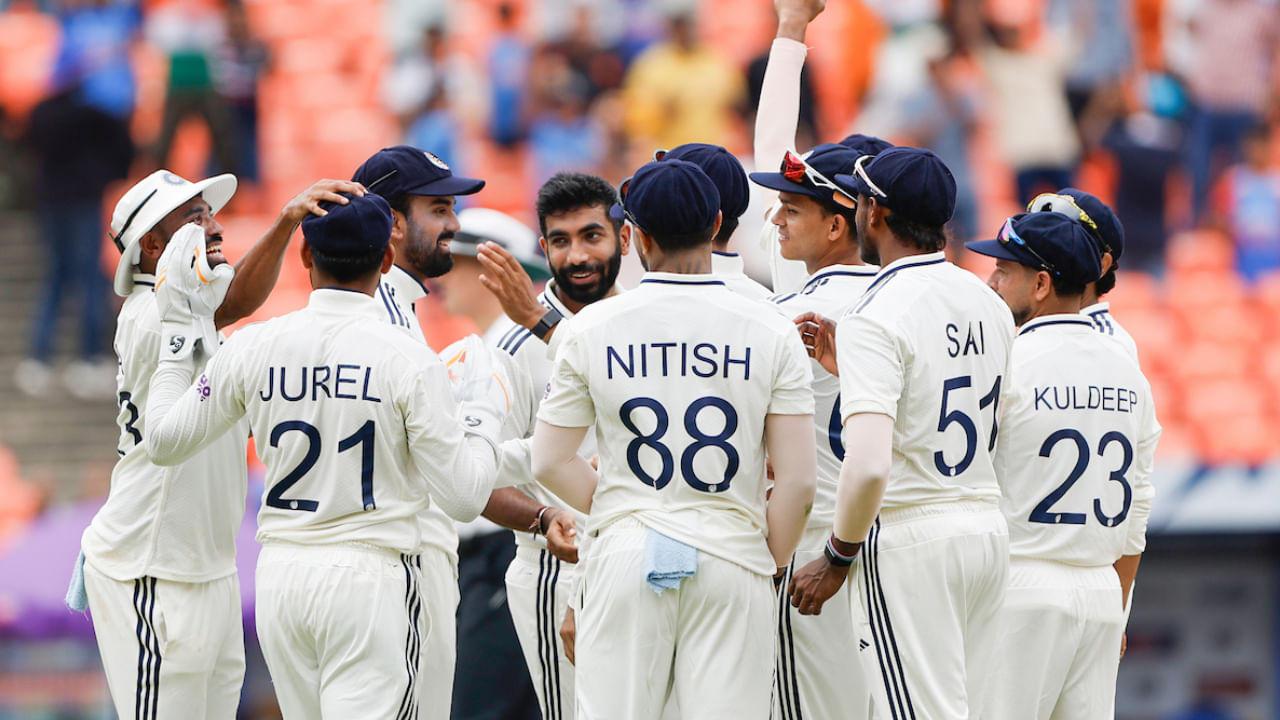 ವೆಸ್ಟ್ ಇಂಡೀಸ್ ಇನ್ನಿಂಗ್ಸ್ ಬಗ್ಗೆ ಹೇಳುವುದಾದರೆ.. ಟಾಸ್ ಗೆದ್ದು ಮೊದಲು ಬ್ಯಾಟಿಂಗ್ ಮಾಡಿದ ತಂಡ ತನ್ನ ಮೊದಲ ಇನ್ನಿಂಗ್ಸ್‌ನಲ್ಲಿ 162 ರನ್‌ಗಳಿಗೆ ಆಲೌಟ್ ಆಯಿತು.  ವೆಸ್ಟ್ ಇಂಡೀಸ್ ಪರ ಜಸ್ಟಿನ್ ಗ್ರೀವ್ 32 ರನ್ ಗಳಿಸಿದರೆ, ನಾಯಕ ರೋಸ್ಟನ್ ಚೇಸ್ 24 ಮತ್ತು ಶೈ ಹೋಪ್ 26 ರನ್ ಗಳಿಸಿದರು. ಭಾರತದ ಪರ ಮೊಹಮ್ಮದ್ ಸಿರಾಜ್ ನಾಲ್ಕು ವಿಕೆಟ್ ಪಡೆದರೆ, ಜಸ್ಪ್ರೀತ್ ಬುಮ್ರಾ ಮೂರು ವಿಕೆಟ್ ಪಡೆದರು. ಉಳಿದಂತೆ ಕುಲ್ದೀಪ್ ಯಾದವ್ ಎರಡು, ವಾಷಿಂಗ್ಟನ್ ಸುಂದರ್ ಒಂದು ವಿಕೆಟ್ ಪಡೆದರು.
