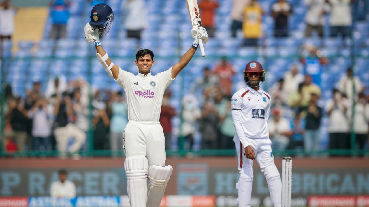 ಇದು ಮಾತ್ರವಲ್ಲದೆ 145 ಎಸೆತಗಳಲ್ಲಿ ತಮ್ಮ ಏಳನೇ ಟೆಸ್ಟ್ ಶತಕವನ್ನು ಪೂರ್ಣಗೊಳಿಸಿದ ಜೈಸ್ವಾಲ್ ಕೇವಲ 48 ಇನ್ನಿಂಗ್ಸ್‌ಗಳಲ್ಲಿ ಈ ಸಾಧನೆ ಮಾಡಿದ್ದಾರೆ. ಜೈಸ್ವಾಲ್ ತಮ್ಮ ಟೆಸ್ಟ್ ವೃತ್ತಿಜೀವನದಲ್ಲಿ ಎರಡು ದ್ವಿಶತಕಗಳನ್ನು ಗಳಿಸಿದ್ದು, ಇದೀಗ ಮೂರನೇ ದ್ವಿಶತಕವನ್ನು ಬಾರಿಸುವ ಹೊಸ್ತಿಲಿನಲಿದ್ದಾರೆ. ಇದೀಗ ಎರಡನೇ ದಿನದಾಟದಲ್ಲಿ ಜೈಸ್ವಾಲ್ ತಮ್ಮ ಇನ್ನಿಂಗ್ಸ್ ಅನ್ನು ಎಲ್ಲಿಯವರೆಗೆ ಕೊಂಡೊಯ್ಯುತ್ತಾರೆ ಎಂಬುದನ್ನು ಕಾದುನೋಡಬೇಕಿದೆ.
