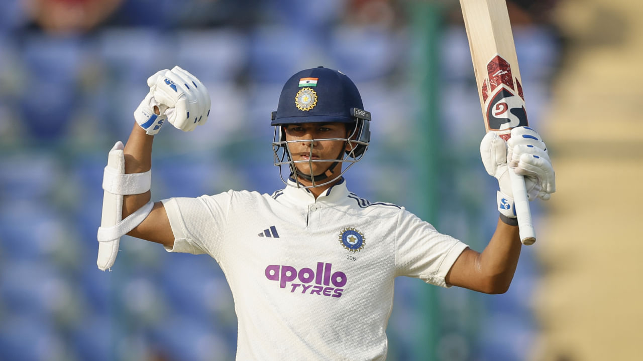 ದೆಹಲಿಯಲ್ಲಿ ನಡೆಯುತ್ತಿರುವ ವೆಸ್ಟ್ ಇಂಡೀಸ್ ವಿರುದ್ಧದ ಎರಡನೇ ಟೆಸ್ಟ್‌ನ ಮೊದಲ ಇನ್ನಿಂಗ್ಸ್‌ನಲ್ಲಿ ಟೀಂ ಇಂಡಿಯಾದ ಆರಂಭಿಕ ಬ್ಯಾಟ್ ಯಶಸ್ವಿ ಜೈಸ್ವಾಲ್ ದ್ವಿಶತಕದತ್ತ ದಾಪುಗಾಲಿಟ್ಟಿದ್ದಾರೆ. ಮೊದಲ ದಿನದಾಟದಂತ್ಯಕ್ಕೆ ಅಜೇಯ 173 ರನ್ ಬಾರಿಸಿರುವ ಜೈಸ್ವಾಲ್ ಈ ಇನ್ನಿಂಗ್ಸ್‌ನೊಂದಿಗೆ ವಿರಾಟ್ ಕೊಹ್ಲಿ ಮತ್ತು ರಾಹುಲ್ ದ್ರಾವಿಡ್‌ರಂತಹ ದಂತಕಥೆಗಳನ್ನು ಹಿಂದಿಕ್ಕಿದರು.