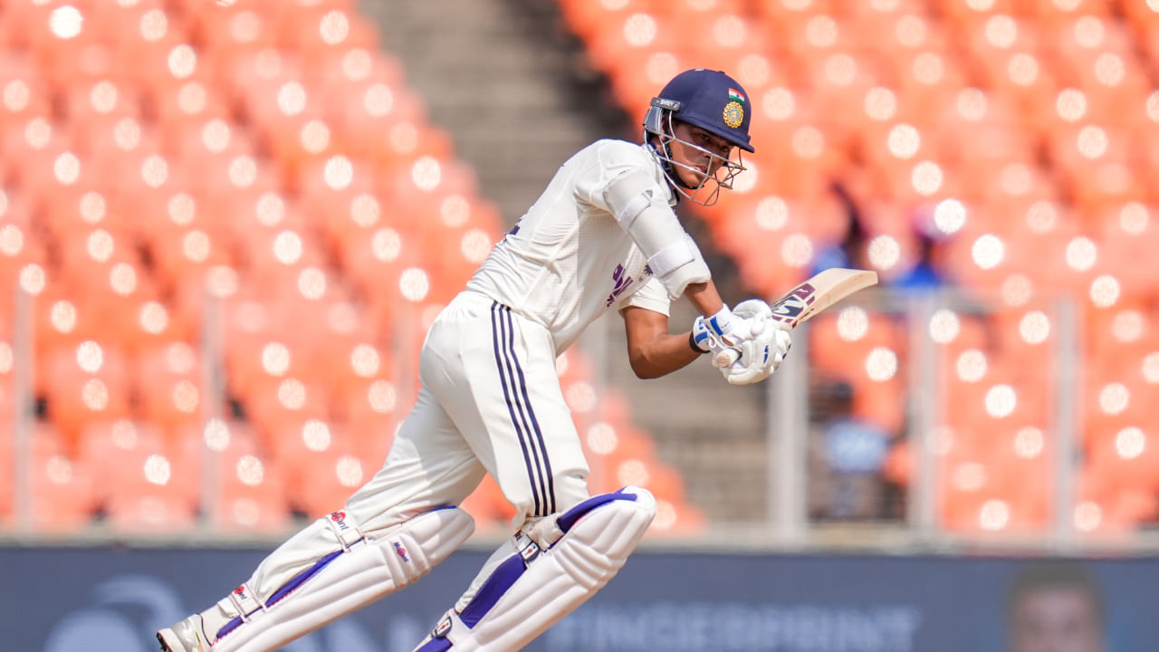 ಈ ಹಂತದಲ್ಲಿ ಹೊಡಿಬಡಿ ಆಟಕ್ಕೆ ಮುಂದಾದ ಯಶಸ್ವಿ ಜೈಸ್ವಾಲ್ 54 ಎಸೆತಗಳಲ್ಲಿ 36 ರನ್‌ಗಳಿಸಿ ಔಟಾದರು. ಆ ನಂತರ ಬಂದ ಸಾಯಿ ಸುದರ್ಶನ್ ಕೂಡ  ಹೆಚ್ಚೇನೂ ಮಾಡಲು ಸಾಧ್ಯವಾಗದೆ ಕೇವಲ ಏಳು ರನ್ ಗಳಿಸಿ ನಿರ್ಗಮಿಸಿದರು. ಈ ಹಂತದಲ್ಲಿ ಜೊತೆಯಾದ ನಾಯಕ ಗಿಲ್, ರಾಹುಲ್​ಗೆ ಉತ್ತಮ ಸಾಥ್ ನೀಡುತ್ತಿದ್ದಾರೆ.